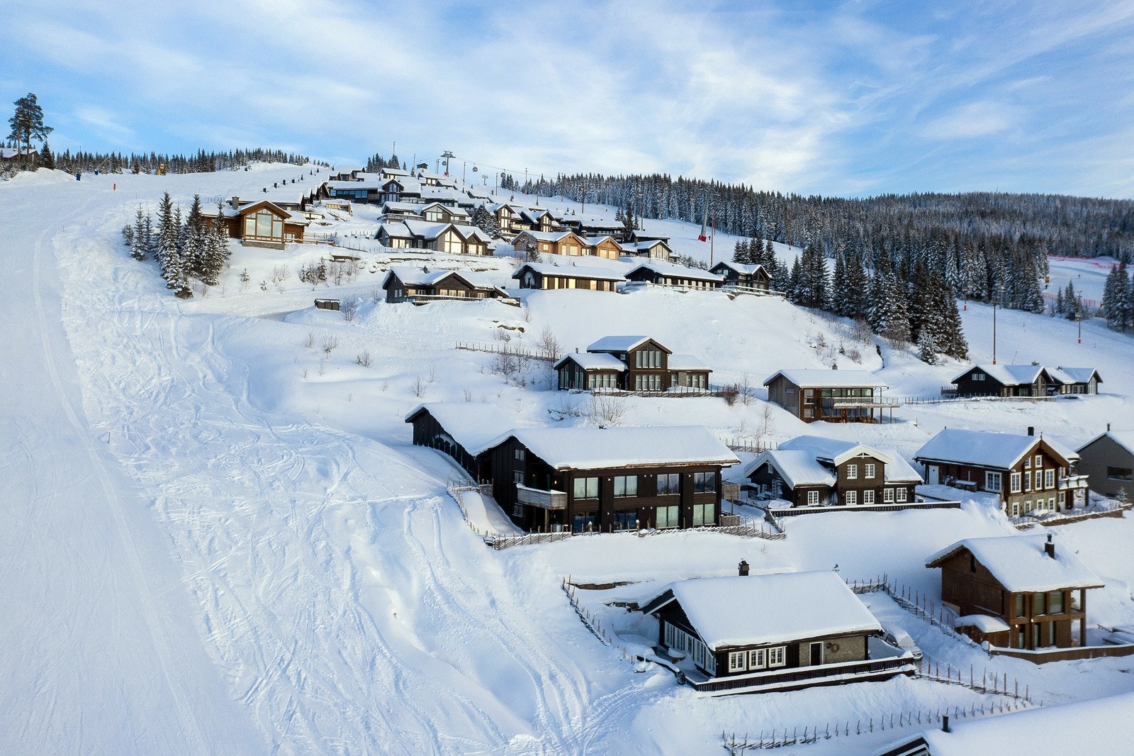 Hafjell Alpinsenter har totalt 30 nedfarter og 15 skiheiser, inkludert Gondolen som betjener 835 høydemeter, fra dal til fjell. Galleribilde