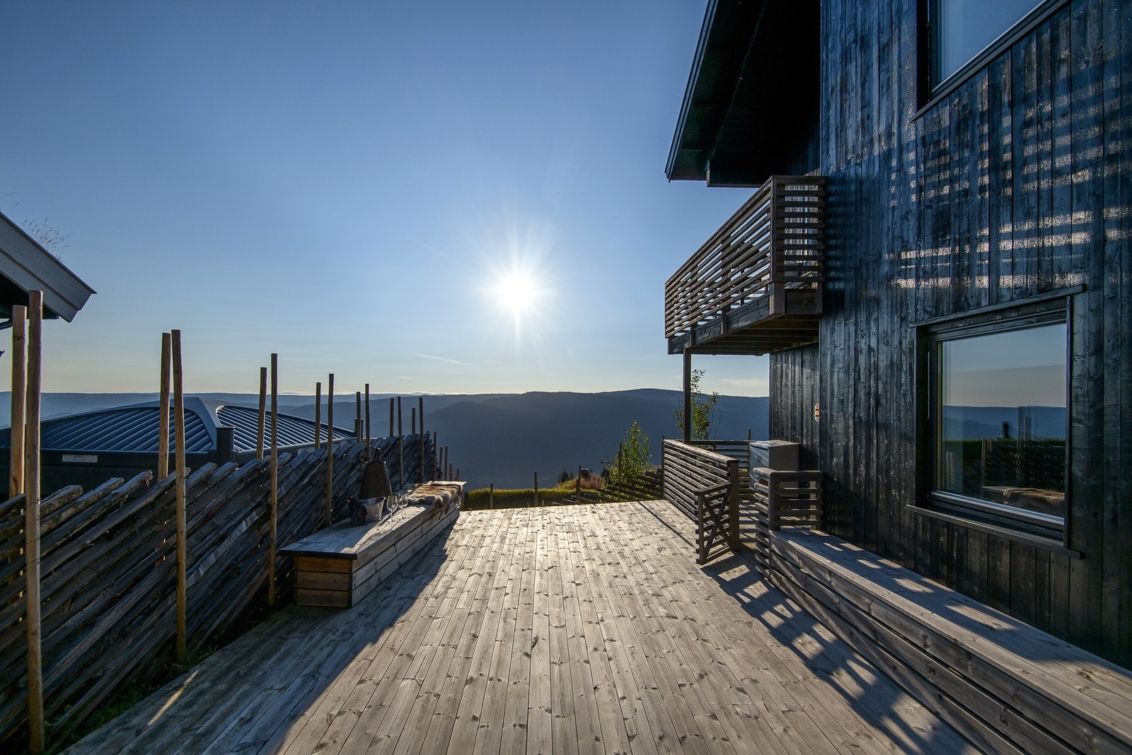 Fra terrassen og balkongen kan du nyte en 180 graders panoramautsikt mot dalen. Galleribilde