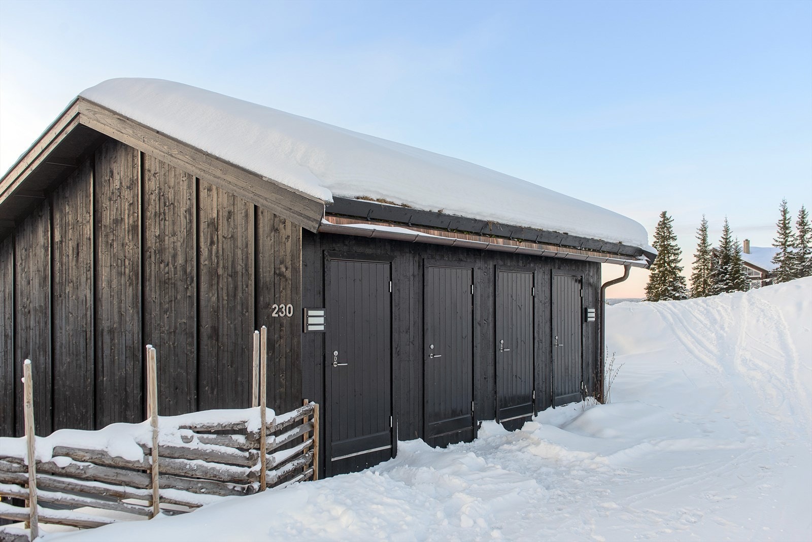 Utvendig sports-/skibod på ca. 7 m². Herfra har du direkte tilgang til alpinbakken! Galleribilde