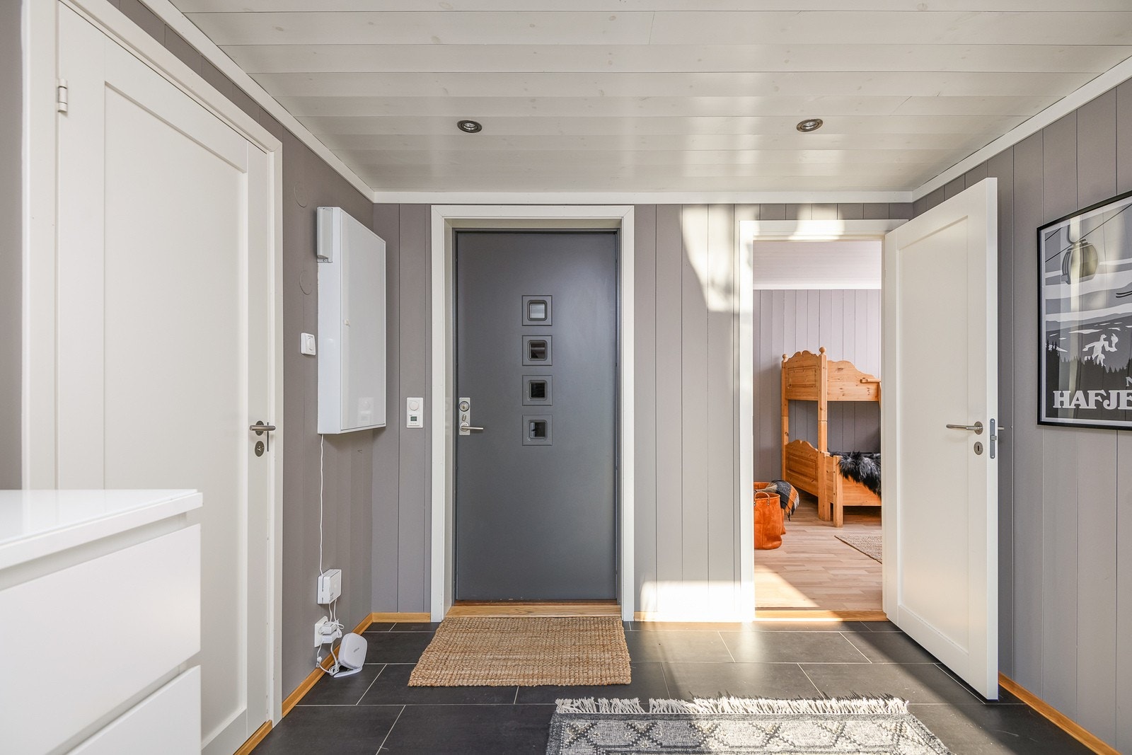 Her ønskes du velkommen inn til en innbydende og flislagt entré. Galleribilde
