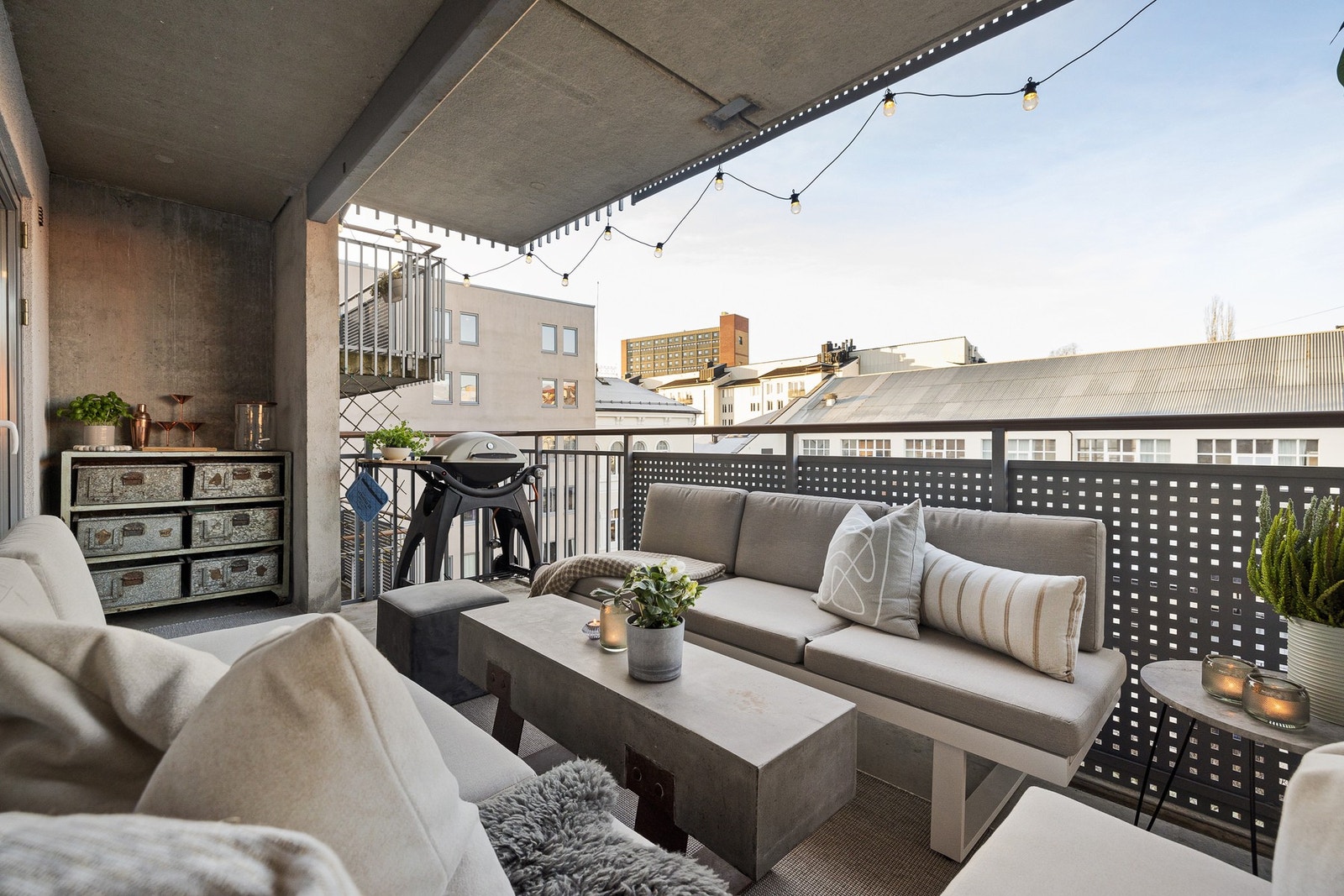 Plass til både avslapning og sosiale stunder - Balkongen har god plass til både sittegruppe og grill, og er det ideelle stedet for alt fra avslapning til hyggelige middager utendørs. Galleribilde