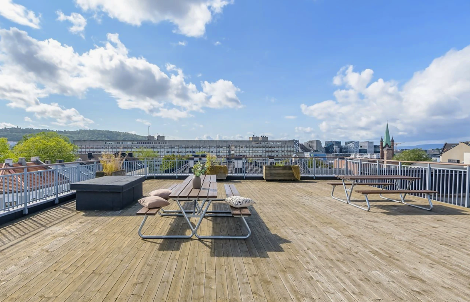 Fantastisk takterrasse med utsikt! Sameiet har en stor, felles takterrasse med imponerende utsikt over byen - perfekt for større samlinger eller for å nyte solnedgangen i fred og ro. Galleribilde