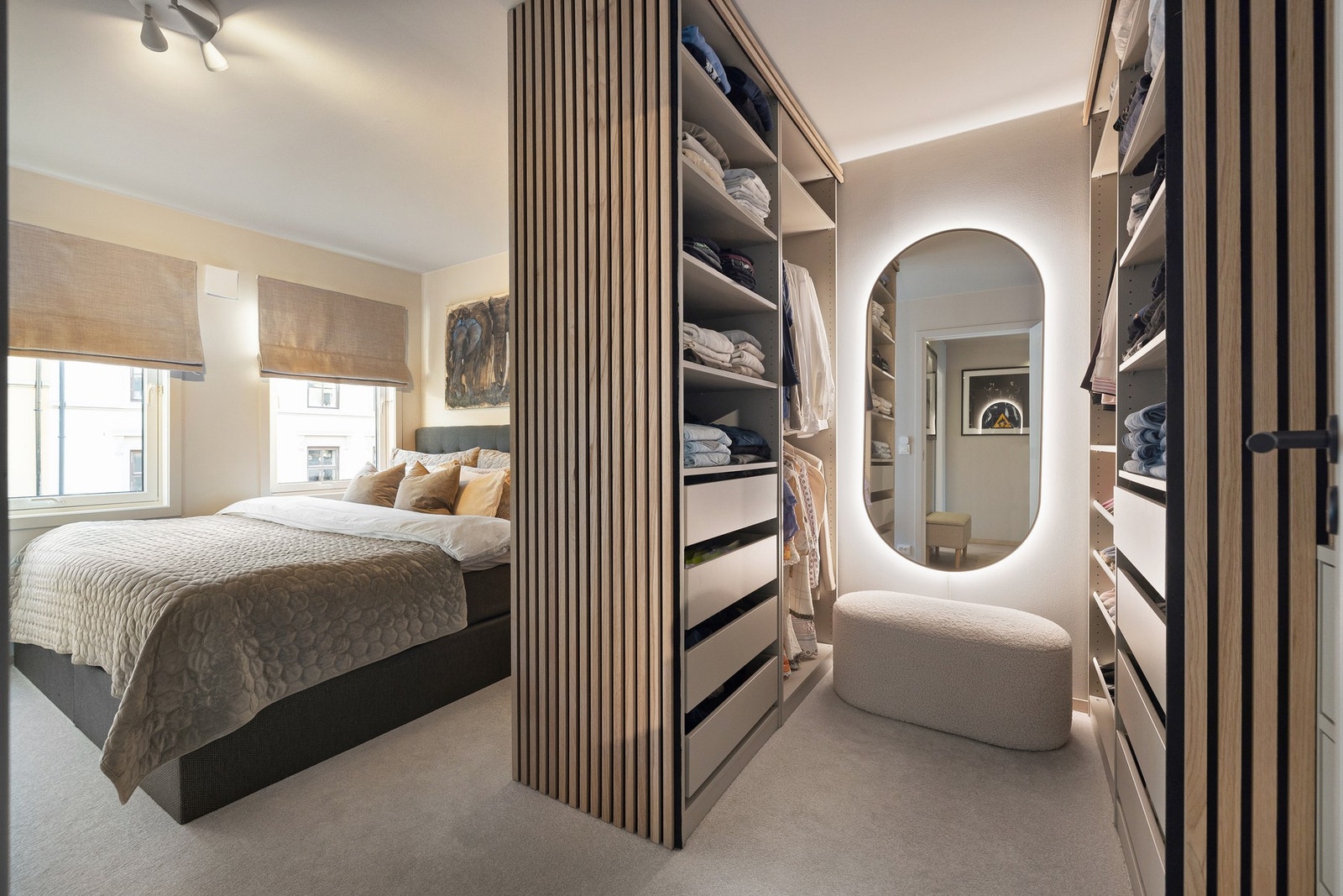 Romslig hovedsoverom med walk-in garderobe - Hovedsoverommet på 13 m² har god plass til en stor seng (selgers seng er 210 x 210). Walk-in garderoben er praktisk og oversiktlig. Galleribilde