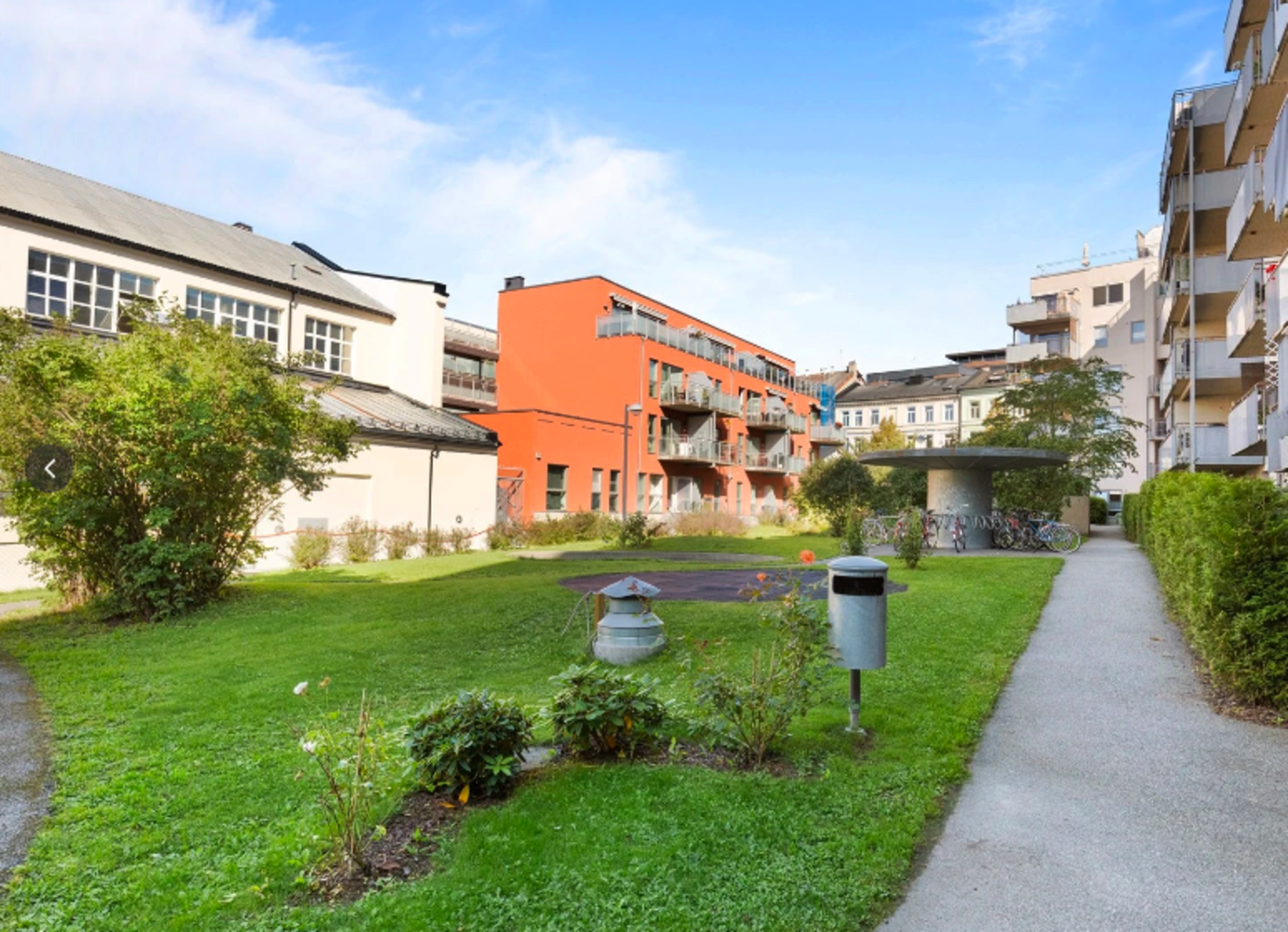 Direkte adkomst fra bakhagen - Fra bakhagen er det enkel adkomst til leiligheten via heis, eller opp til sameiets flotte takterrasse. Galleribilde
