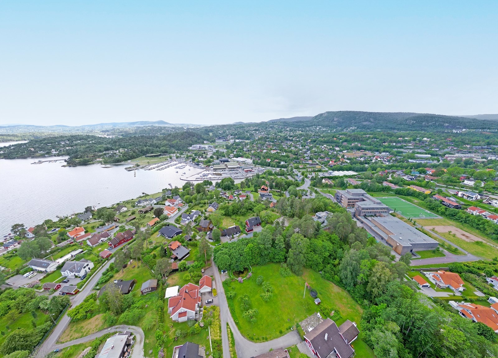Fra boligen er det ca. 1,5 km gangavstand til Holmenskjæret badestrand. Galleribilde