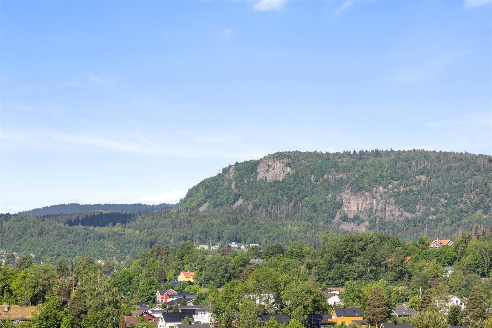 Tomten ligger fint til i terrenget med gode utsiktsforhold! Galleribilde