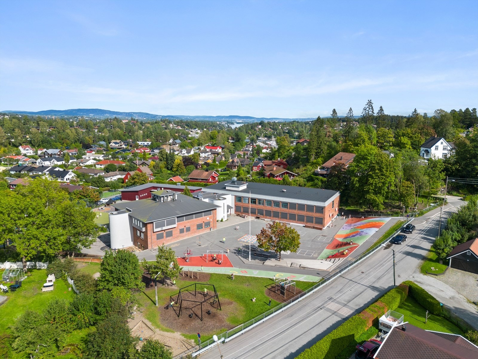 For de minste er det en fin skolevei til Mellom-Nes barneskole. Galleribilde