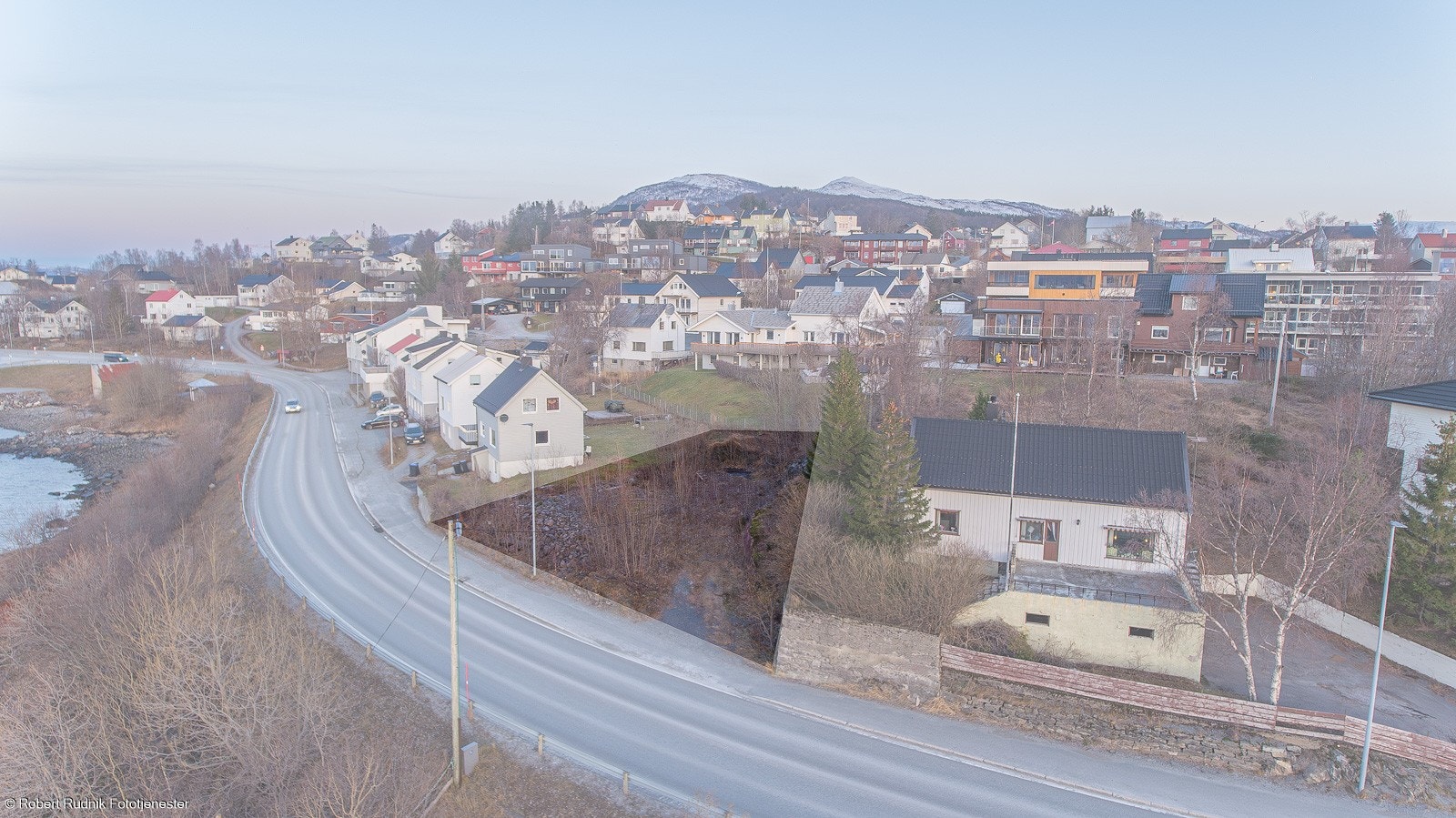 Tomt med sentrumsnær beliggenhet, gode solforhold og fin utsikt - ypperlig for bygg av bolig. Galleribilde