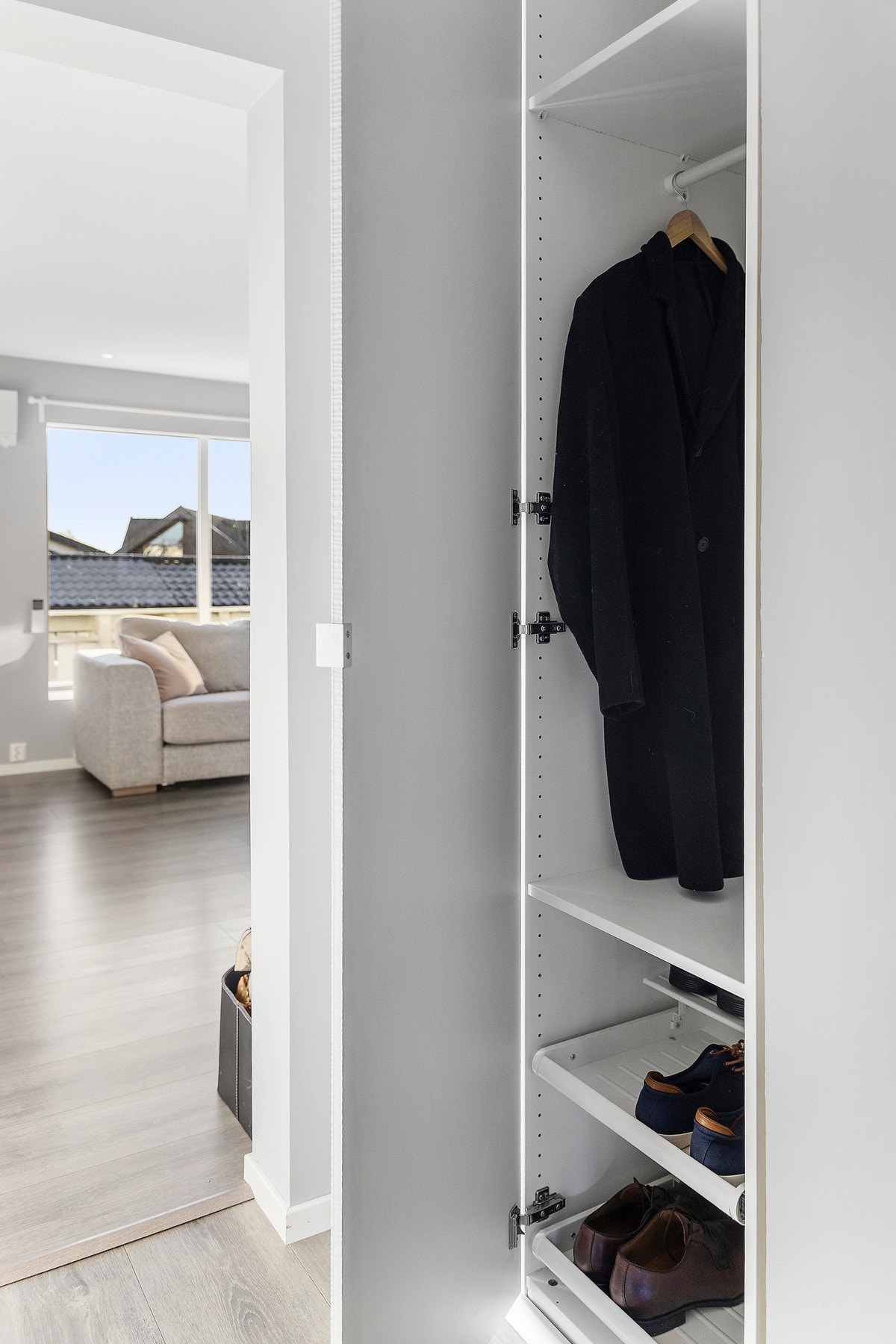 Plassbygget garderobeløsning gir godt med lagringsplass uten å ta opp plass i rommet. Galleribilde