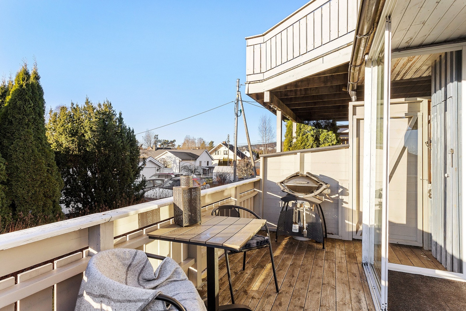 På terrassen får du godt med plass til både loungmøblement, spisebord, beplantning og grill. Galleribilde