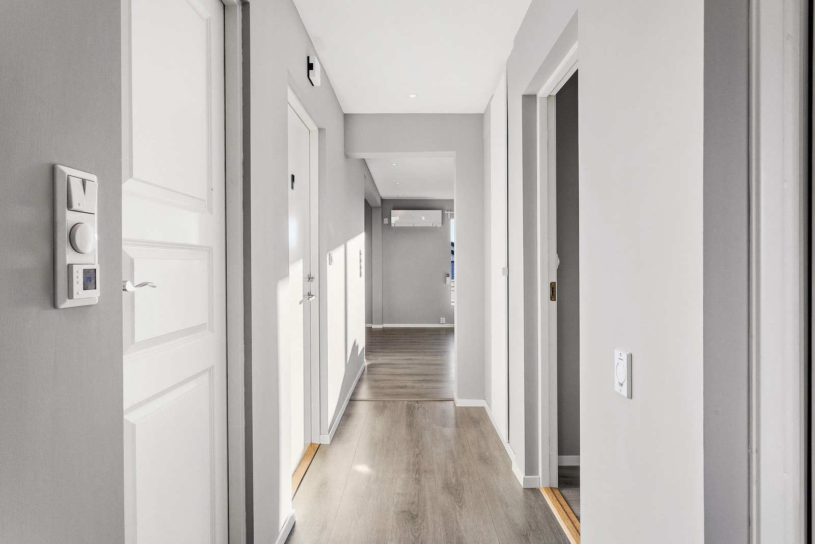 Her er det lyse overflater, laminat på gulv og downlights i himling. Galleribilde