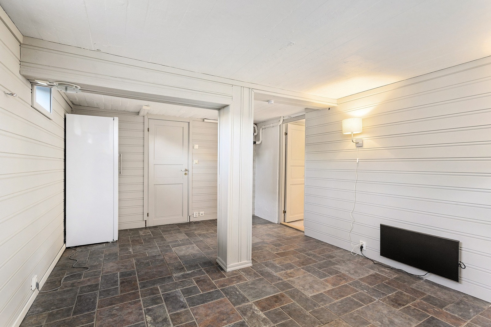 Kjellerstuen kan benyttes som tv-stue. treningsrom, lekestue eller en fin sone for ungdommen i huset. Galleribilde