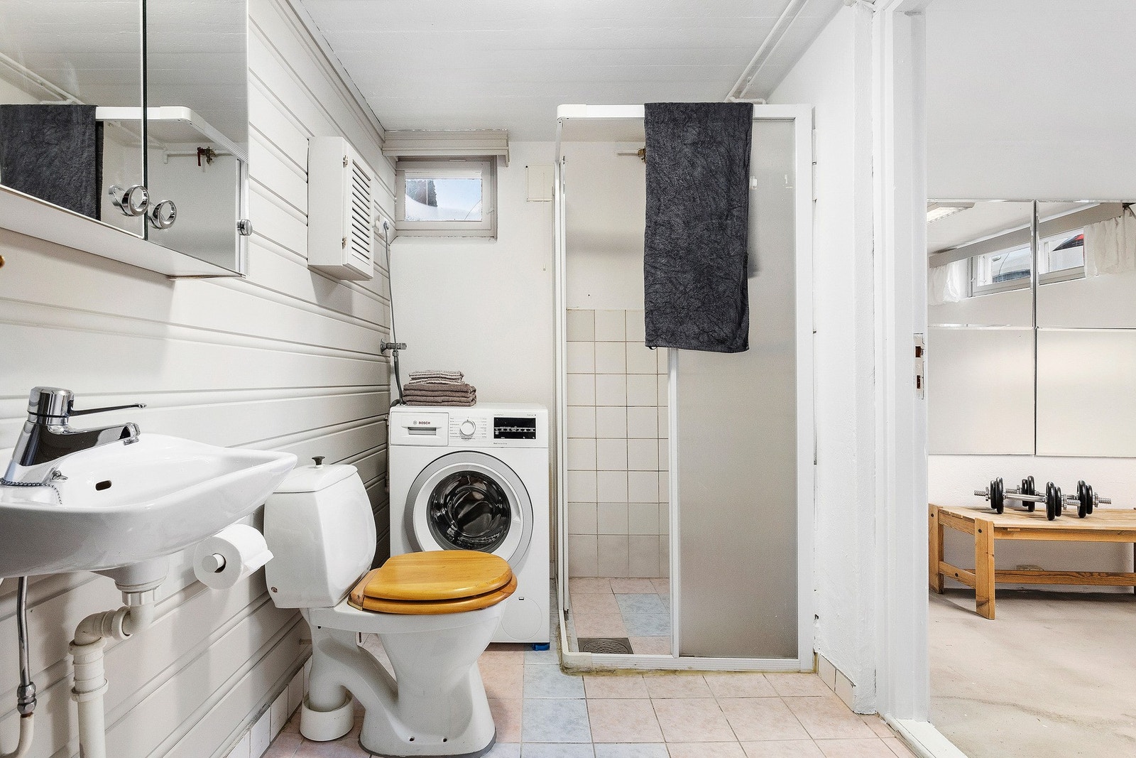 Baderommet i kjelleren har opplegg for vaskemaskin. Varmtvannsberederen er plassert her. Galleribilde
