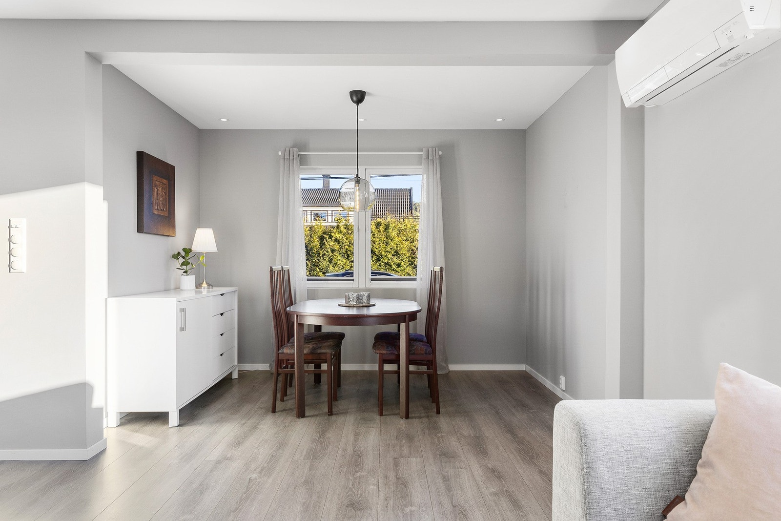 God plass til stort spisebord hvor du kan invitere storfamilien og venner. Muligheter for å etablere et ekstra soverom om ønskelig. Galleribilde