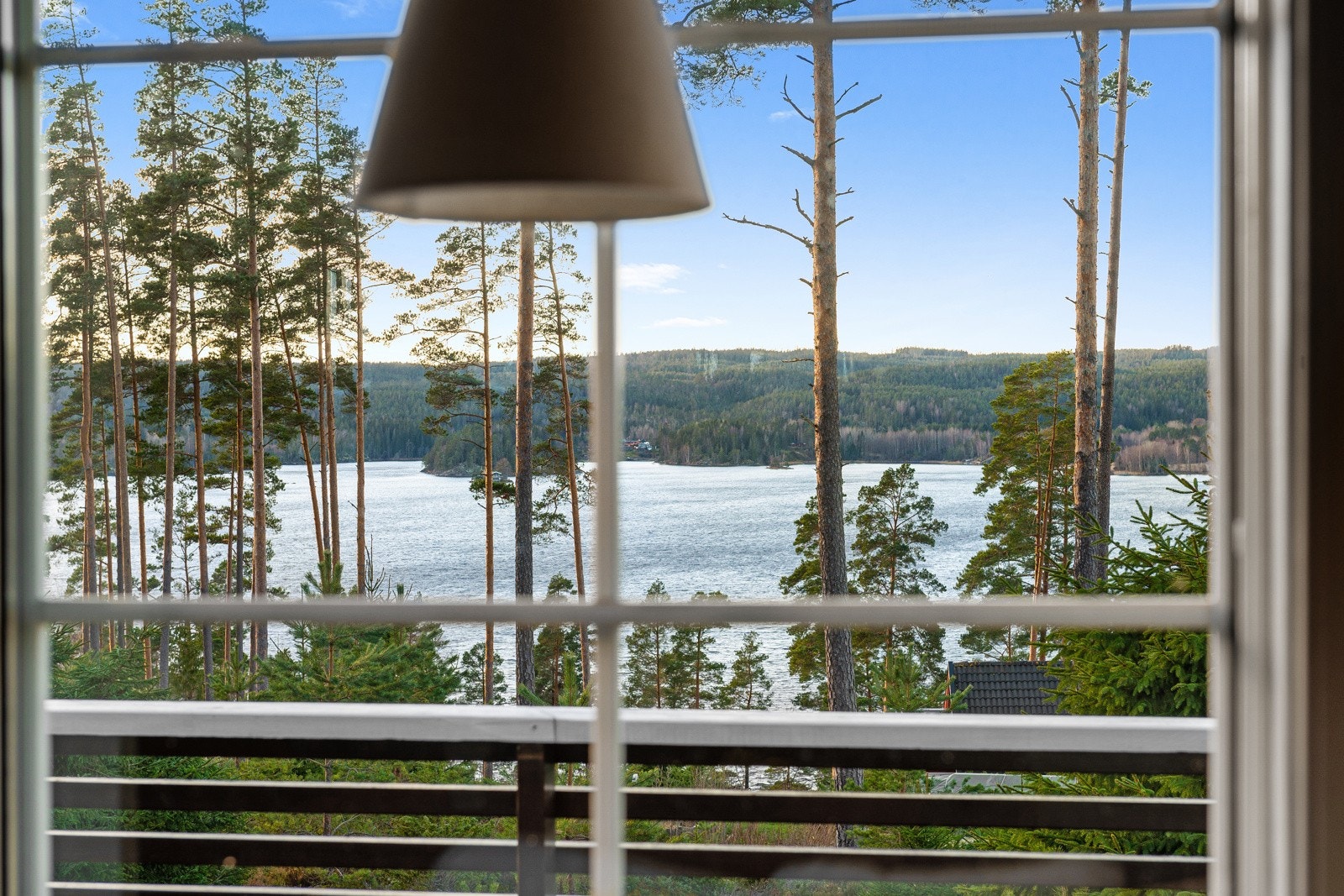 Velkommen til Elgstien 16 som har en flott utsikt og ligger meget fint til ! Galleribilde