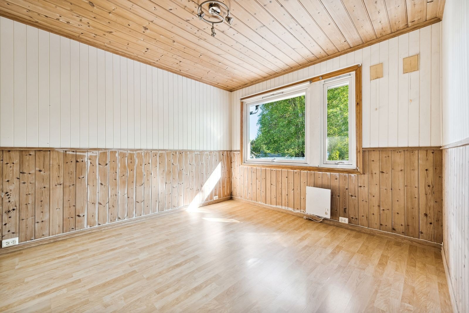 Soverom 2 - Skyvedørsgarderobe medfølger Galleribilde