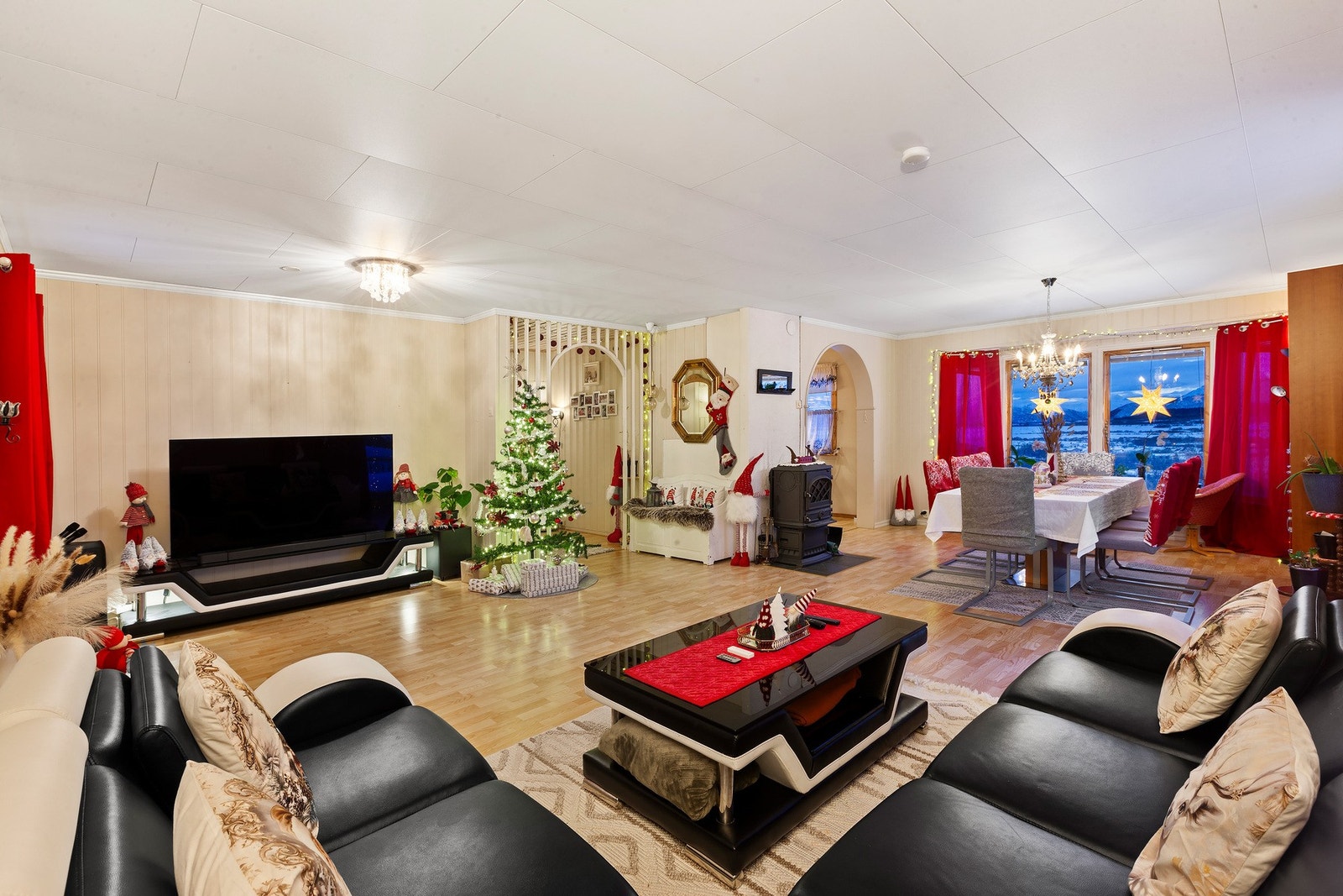 Store vindusflater gir godt med naturlig lysinnslipp. Galleribilde