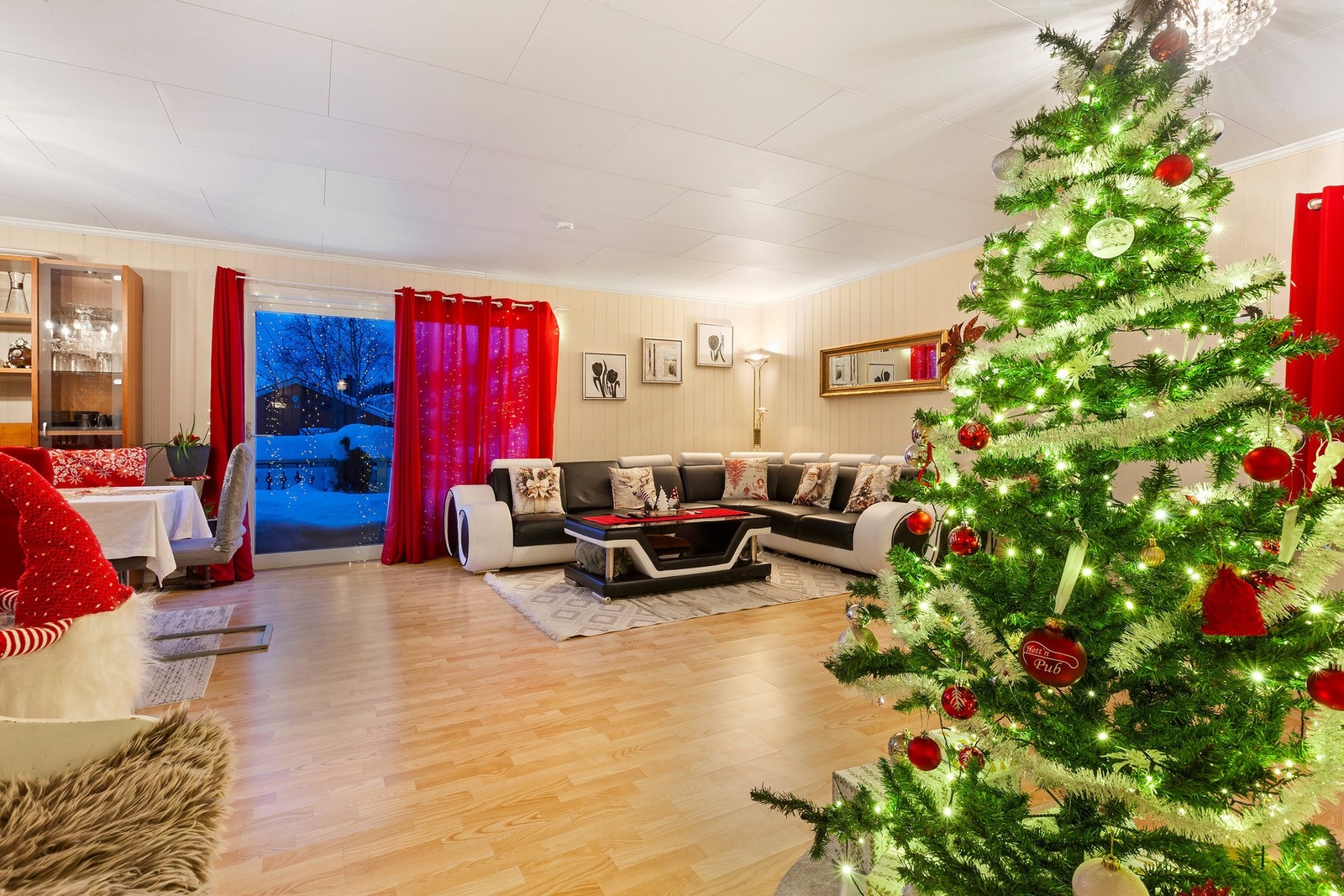 Romslig stue utført i lyse overflater. Galleribilde