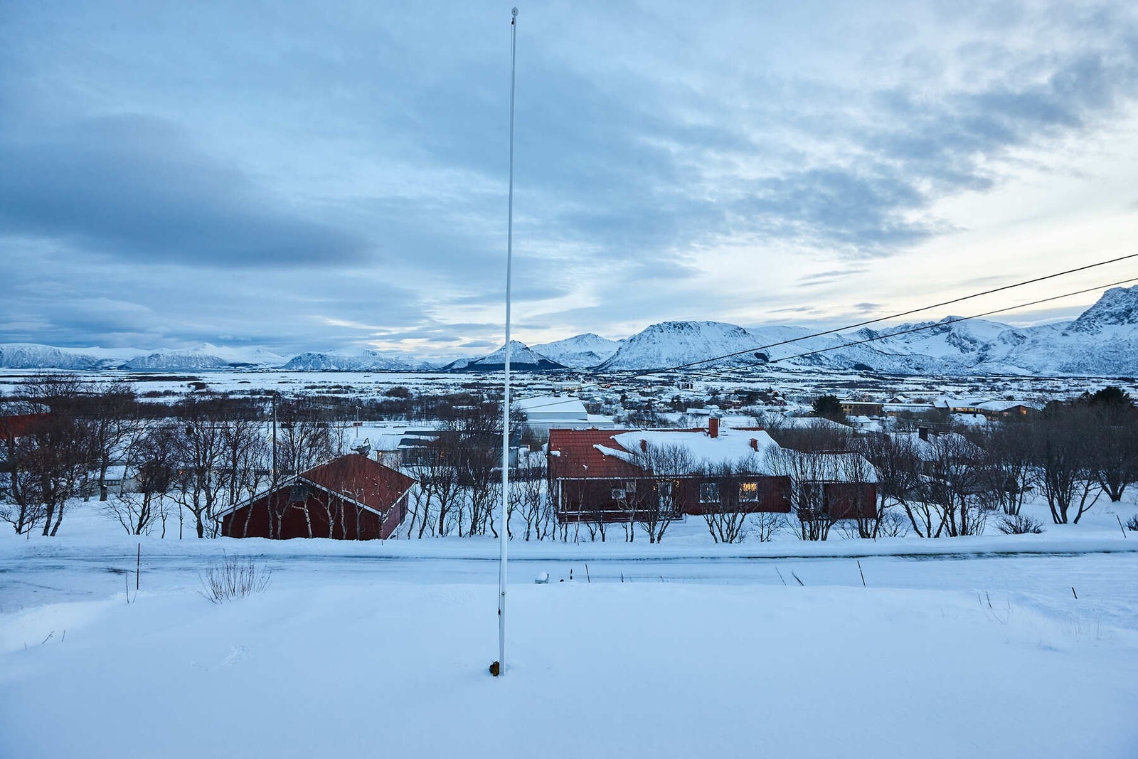 Boligen ligger på høyde og har fin utsikt Galleribilde