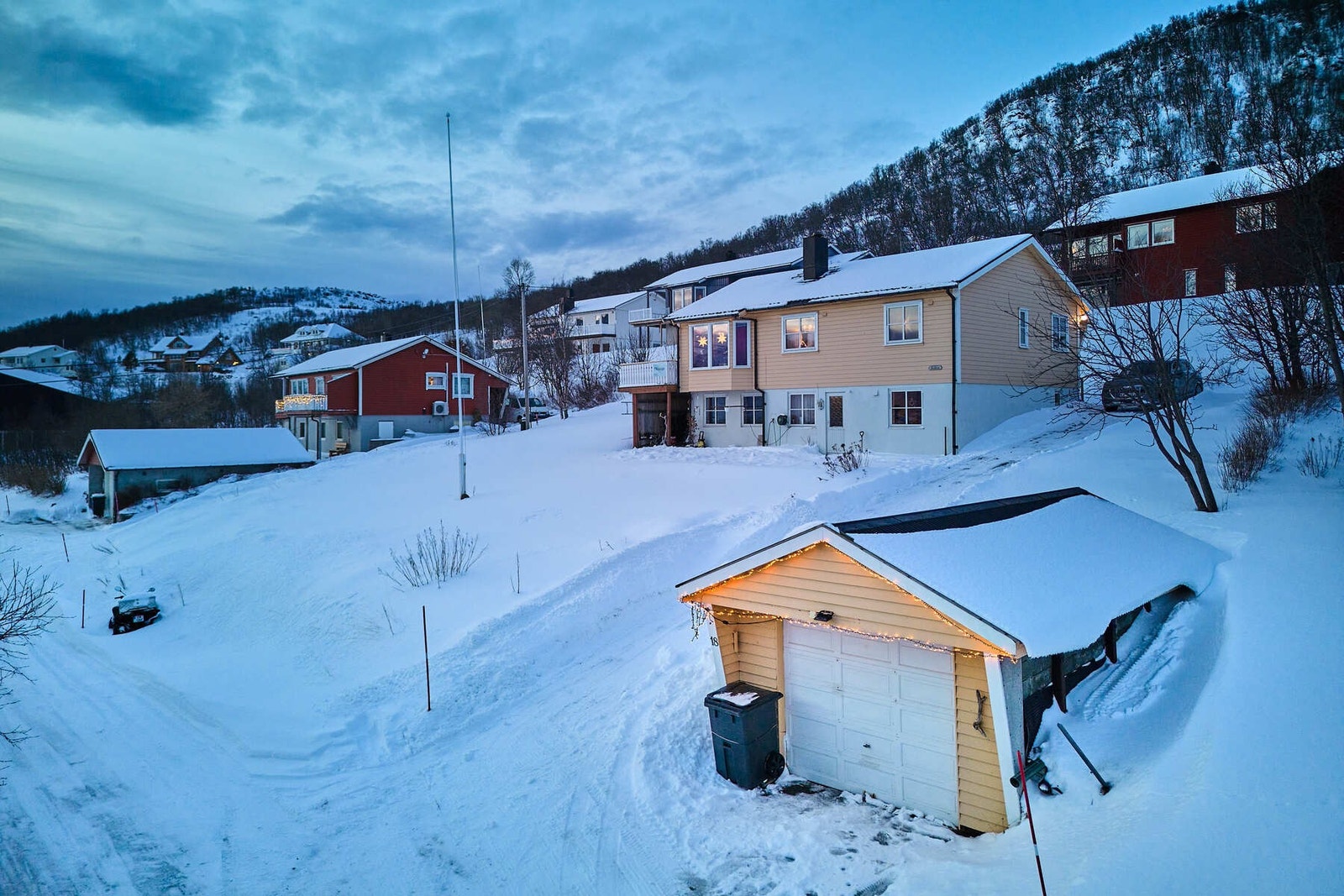 Eneboligen over to plan med sentral beliggenhet på Myre. Galleribilde