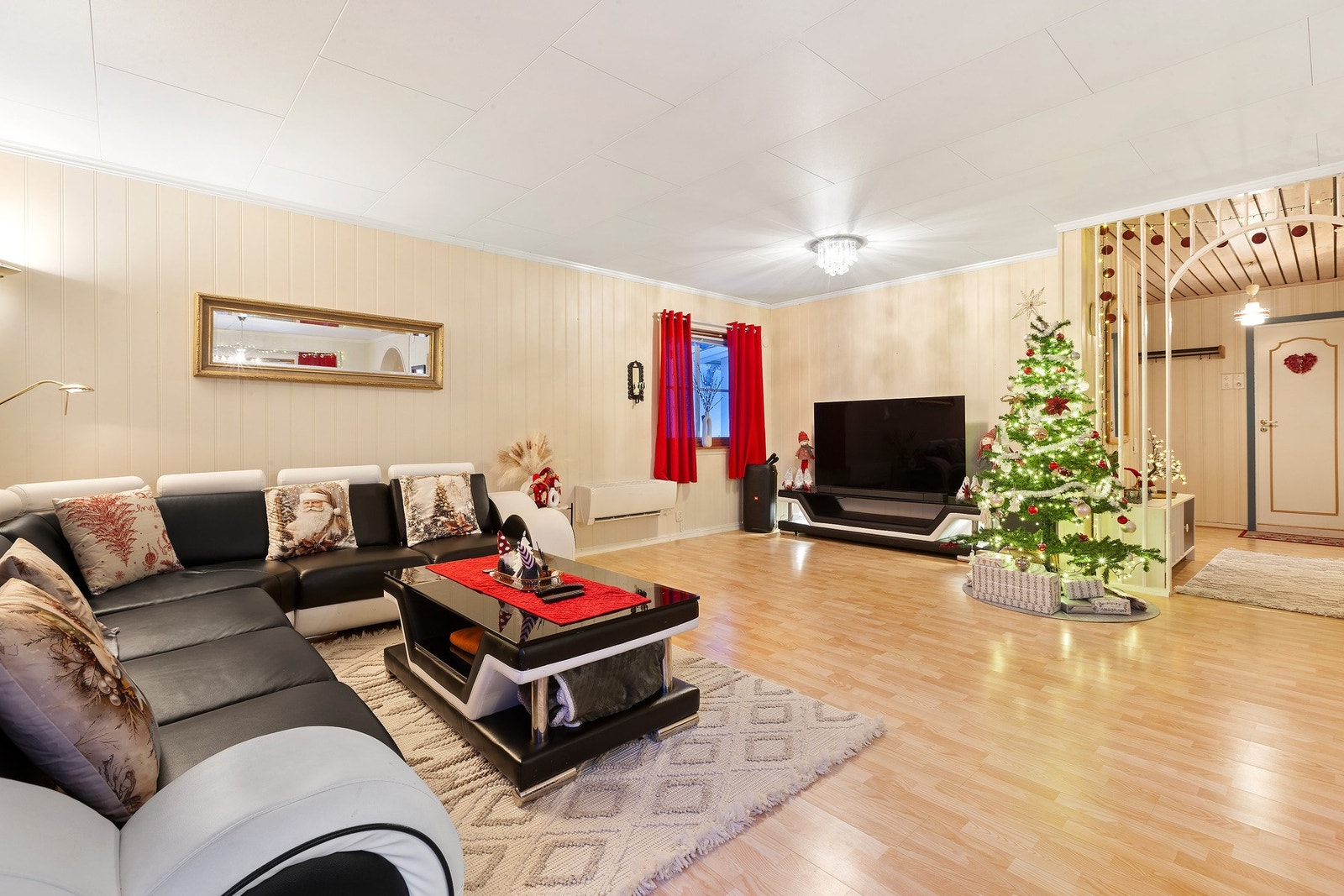 Sentrert i rommet er det en vedovn som gir boligen en lun og behagelig varme. Galleribilde