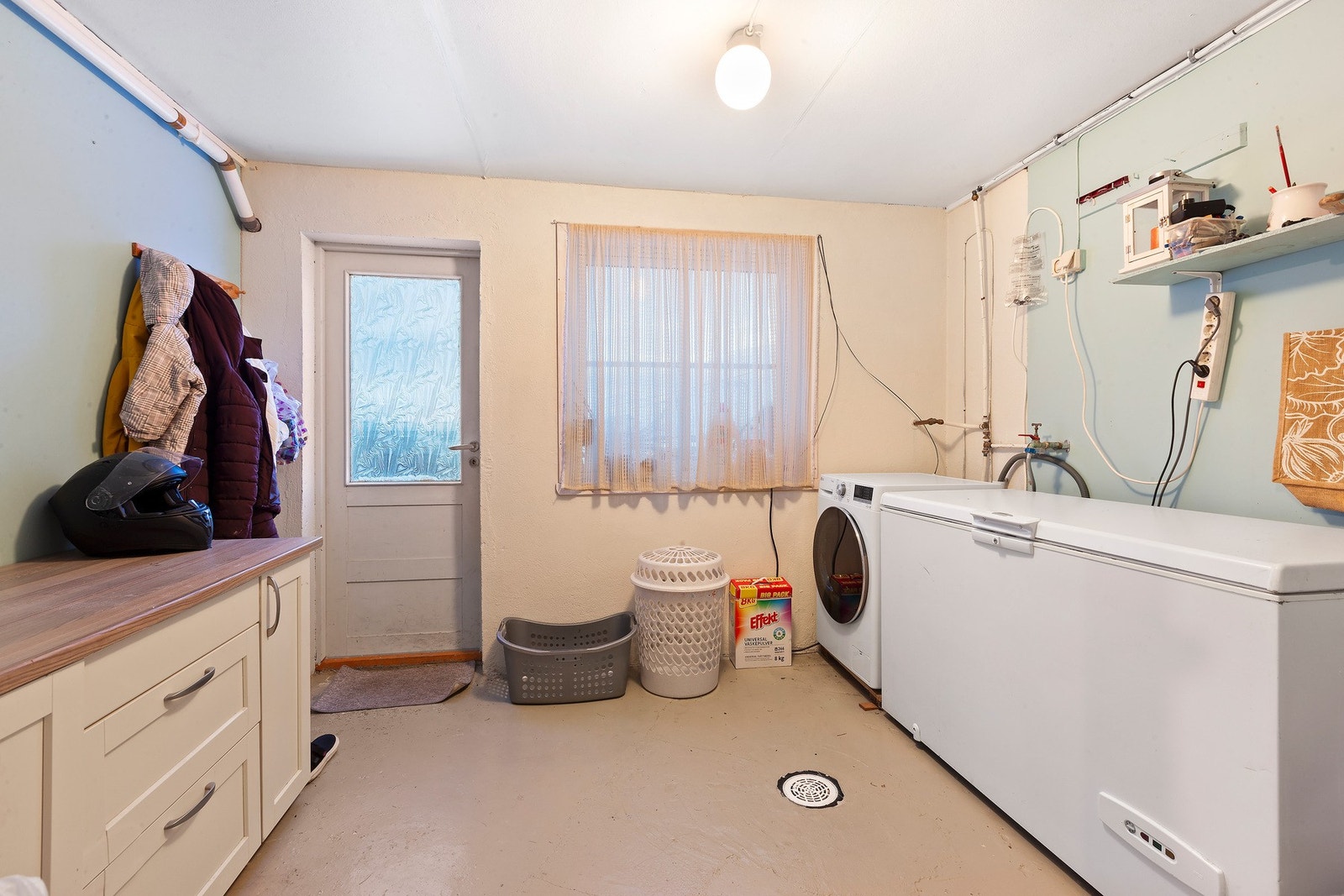 Vaskerom med utgang på mark. Galleribilde