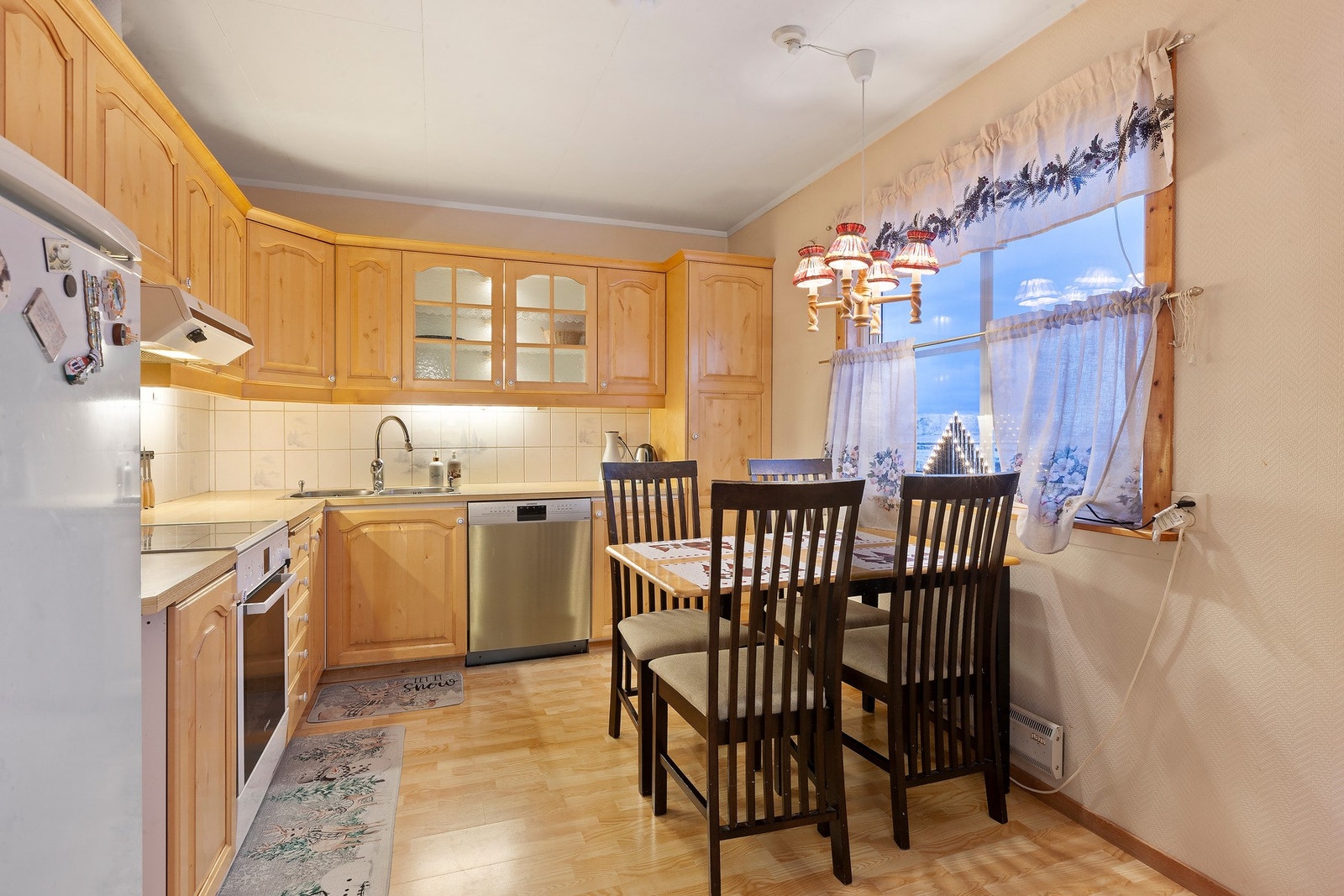 Kjøkken med rikelig skap og benkeplass. Galleribilde