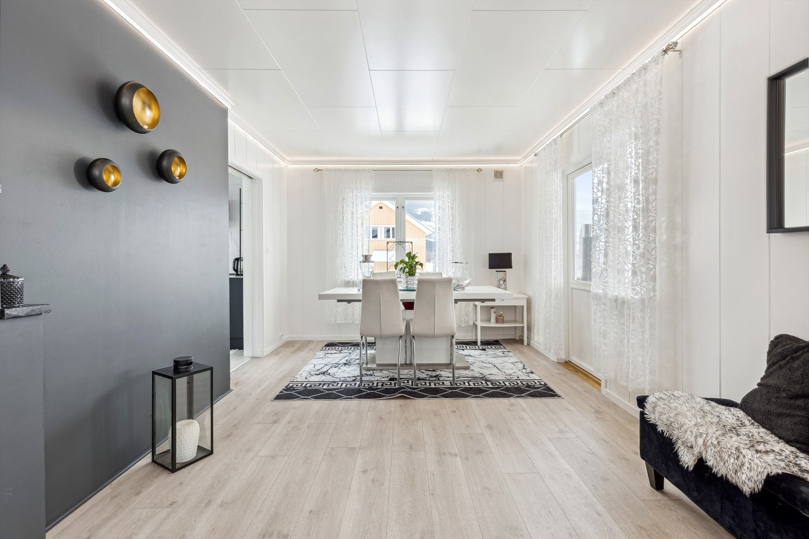 Lys og trivelig stue med utgang til terrasse. Galleribilde
