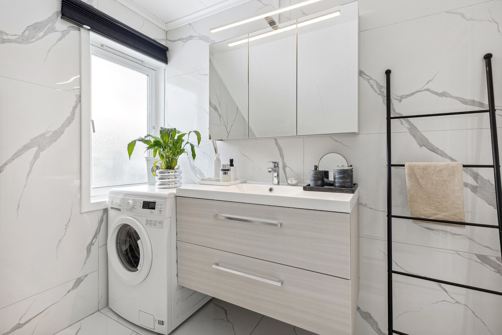 Speilskap over servant. Galleribilde