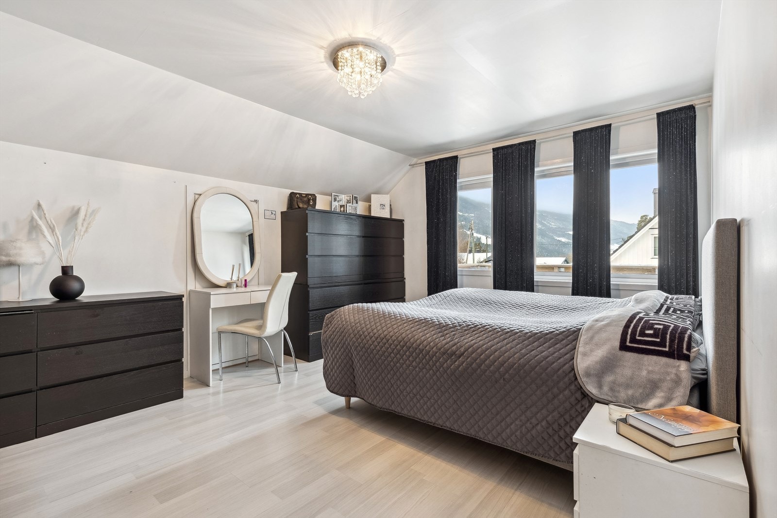 I 2.etg er det to romslige soverom. Galleribilde