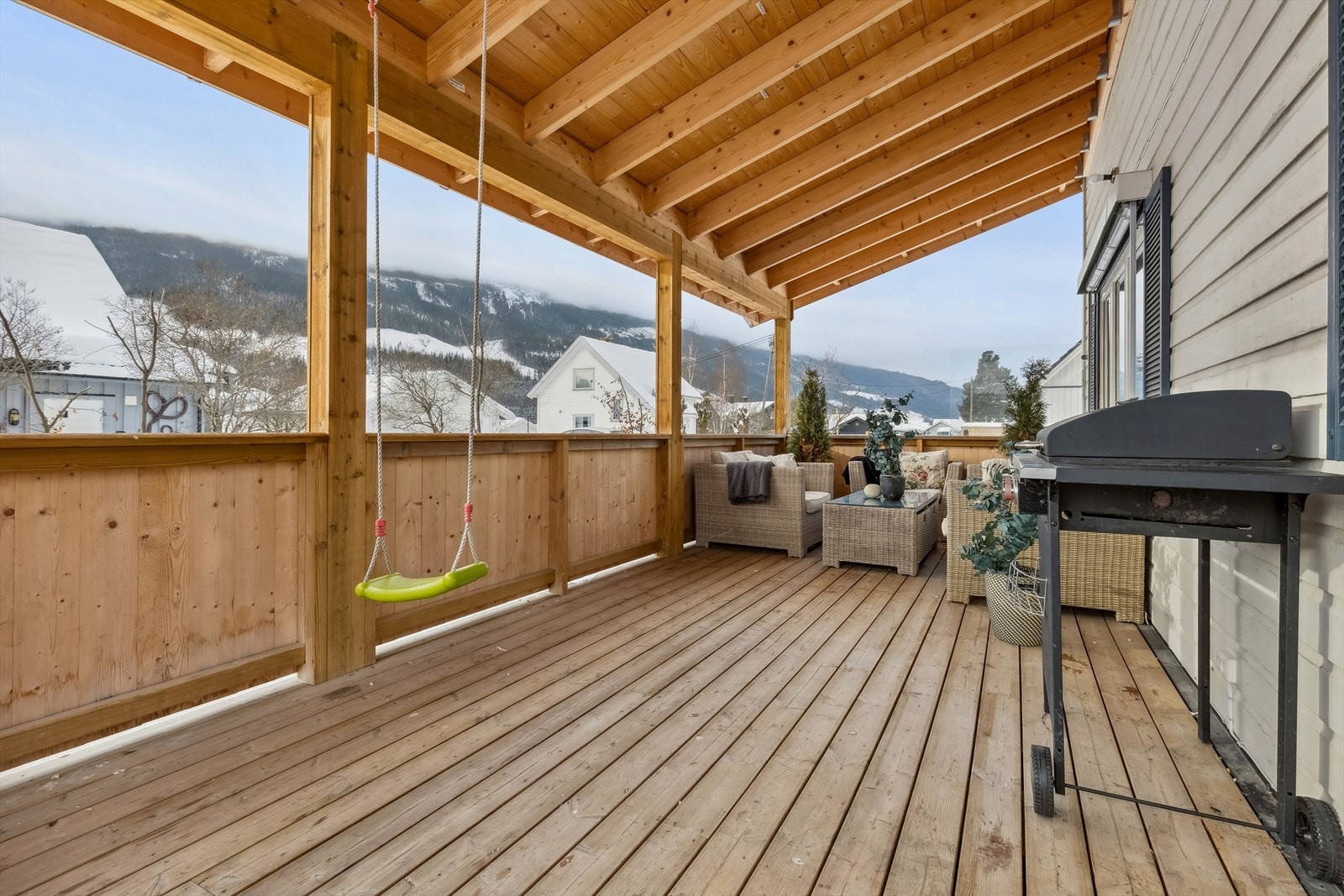 Romslig overbygget terrasse. Galleribilde