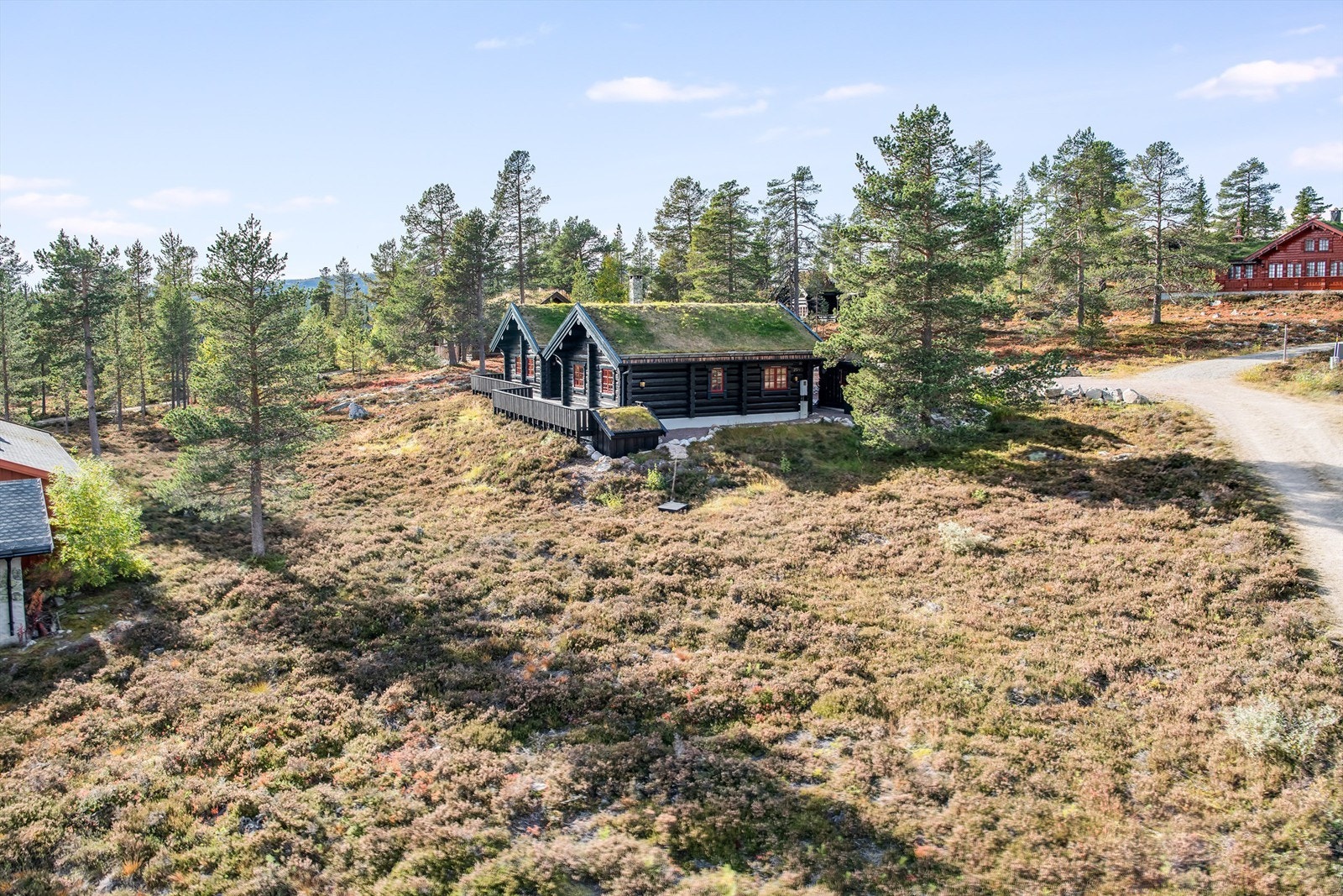 Stor solrik naturtomt beliggende høyt i terrenget med fritt utsyn Galleribilde
