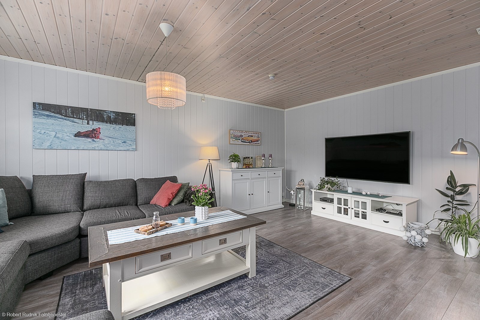 Stor stue med L-form som gir gode muligheter for møblering. Galleribilde