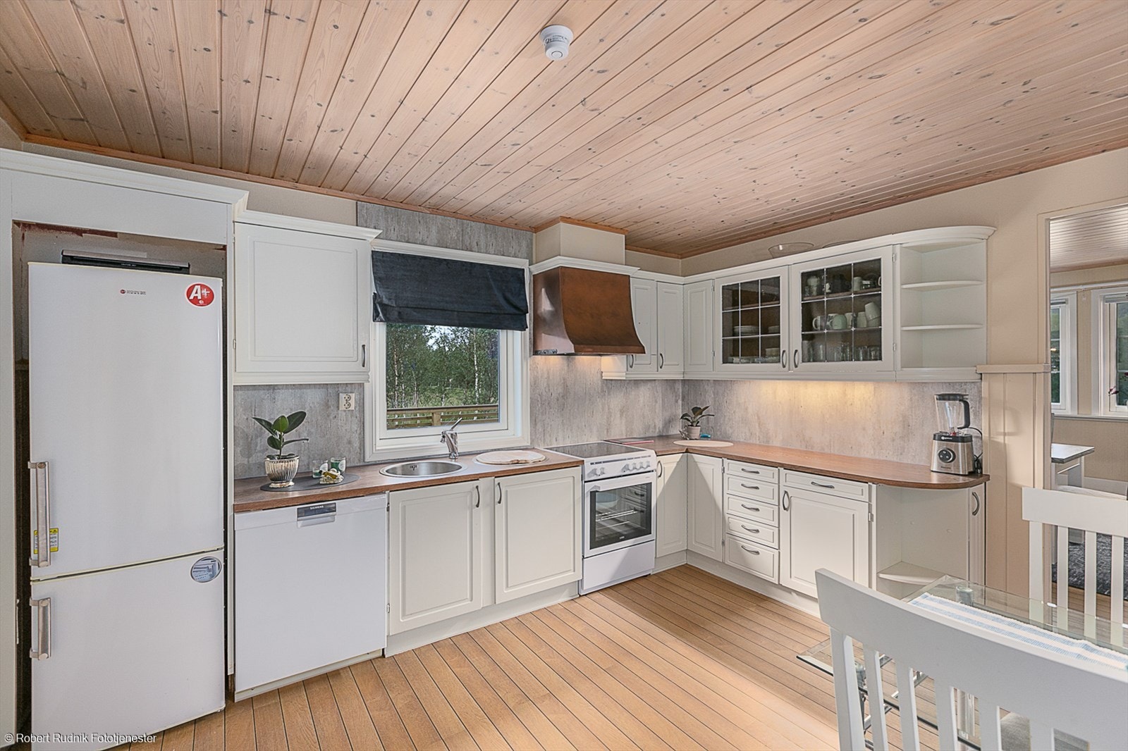 Pent kjøkken med frittstående hvitevarer. Galleribilde