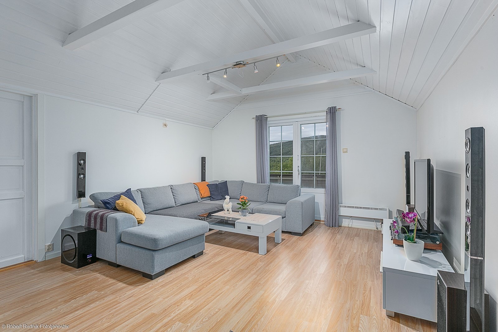 Stuen i loftsetasjen har ekstra takhøyde og utgang til enda en overbygd veranda. Galleribilde