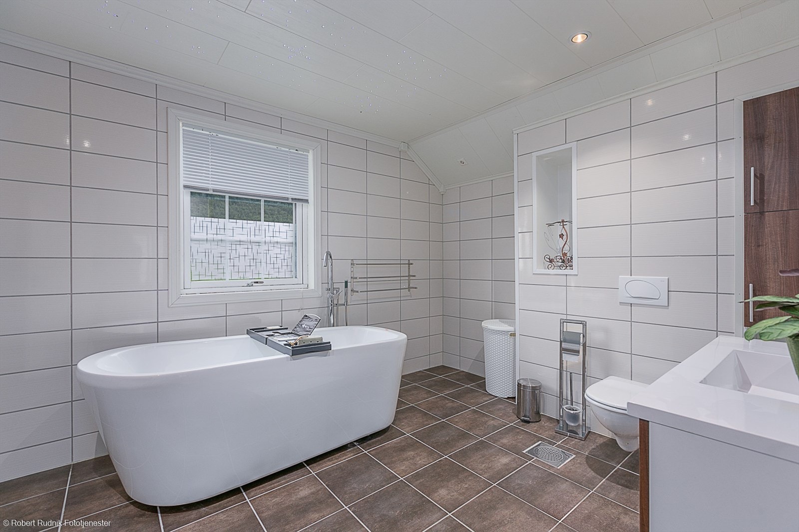 Stort flislagt bad med badekar. Galleribilde