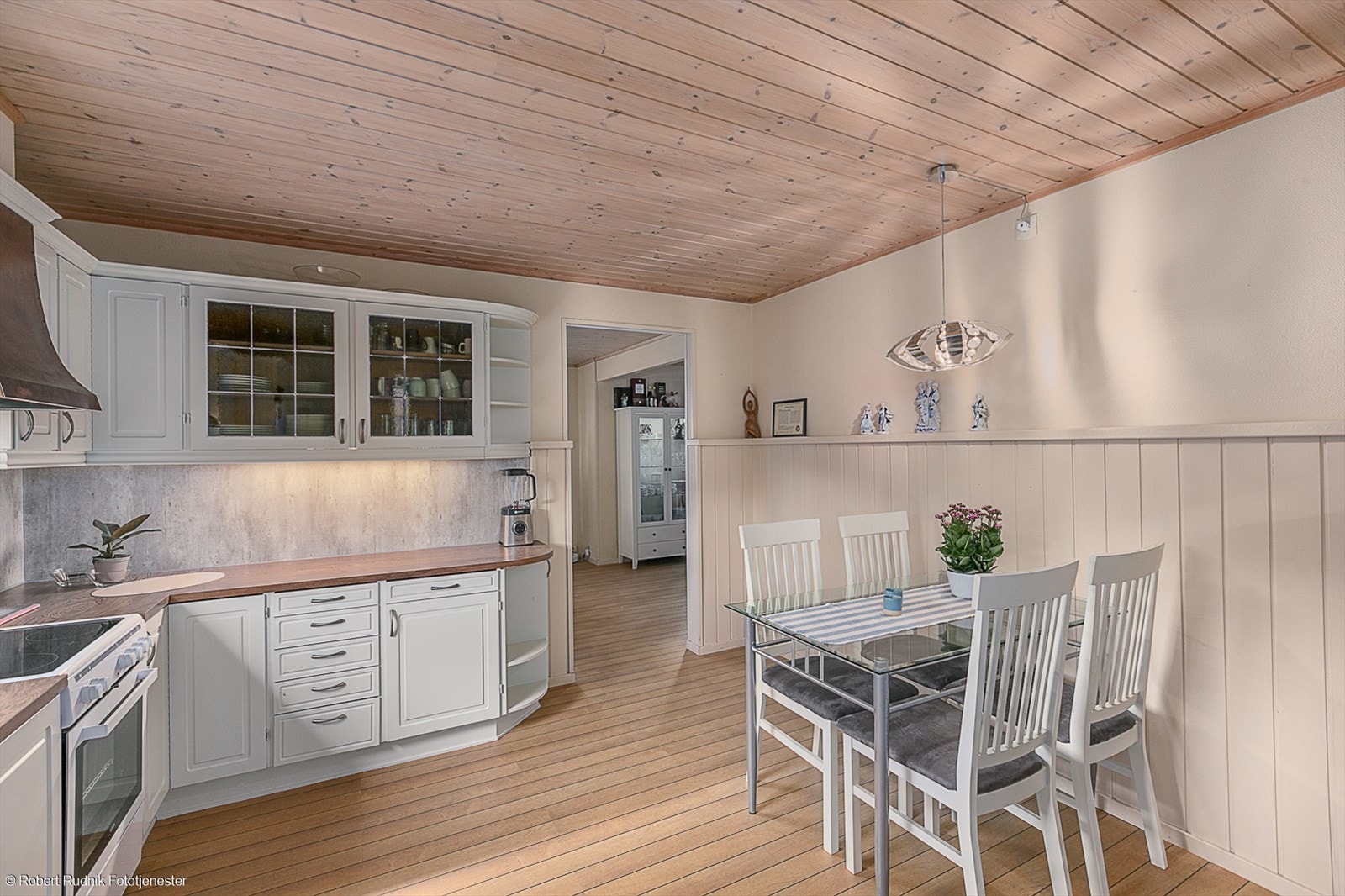 Også på kjøkkenet er det plass til en mindre spisegruppe. Galleribilde