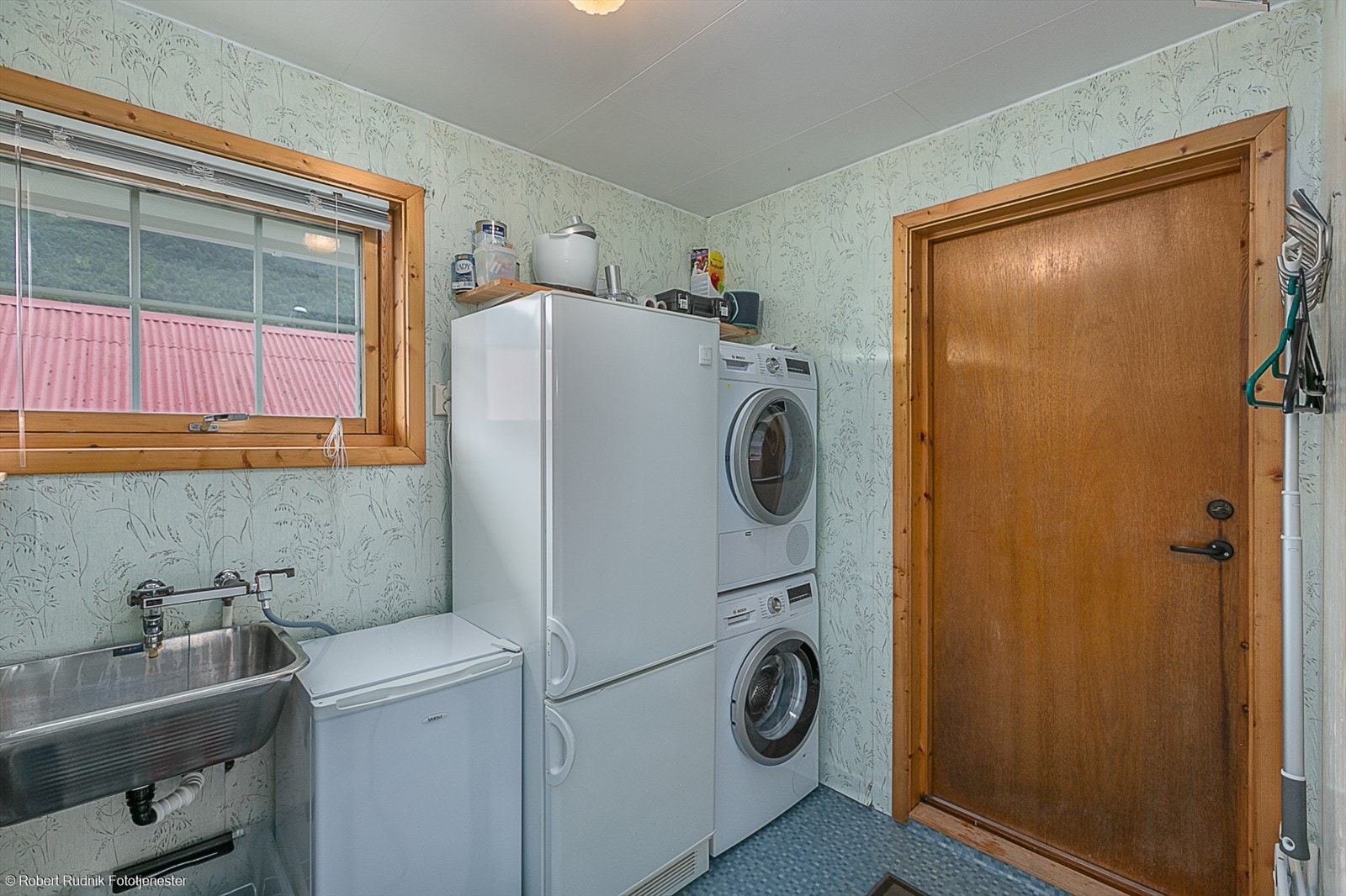 Vaskerom med utgang til veranda. Galleribilde