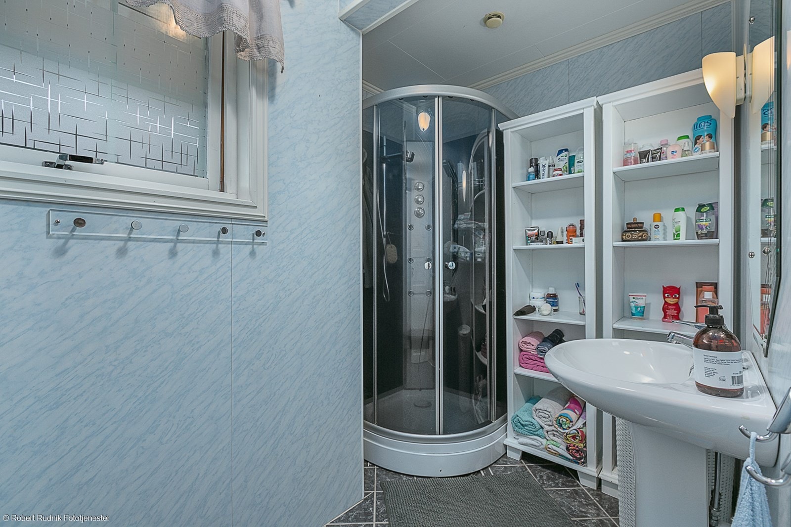 Bad i første etasje med dusjkabinett. Galleribilde