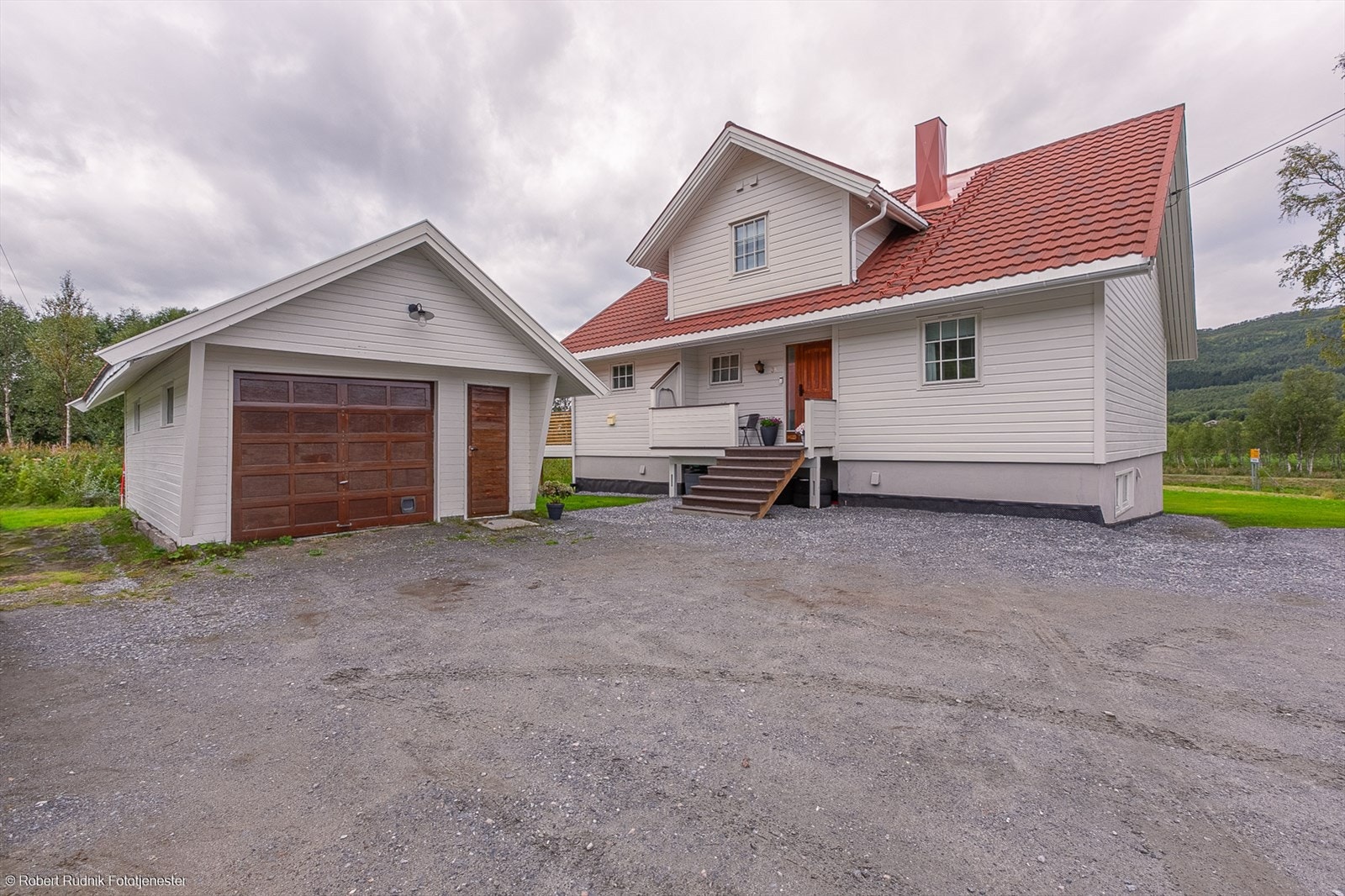 På eiendommen står det også en frittstående garasje. Galleribilde