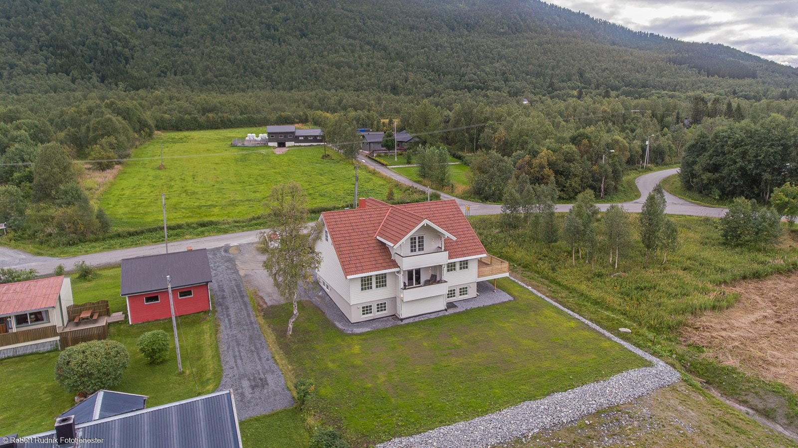 Innholdsrik enebolig på Aspelund med garasje, fire soverom, to stuer og to bad - mulighet for utleie. Galleribilde