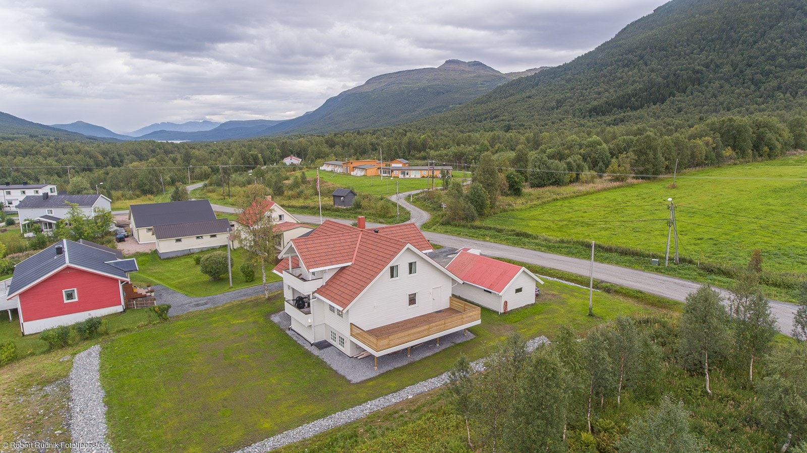 Stor tomt opparbeidet med hage. Galleribilde