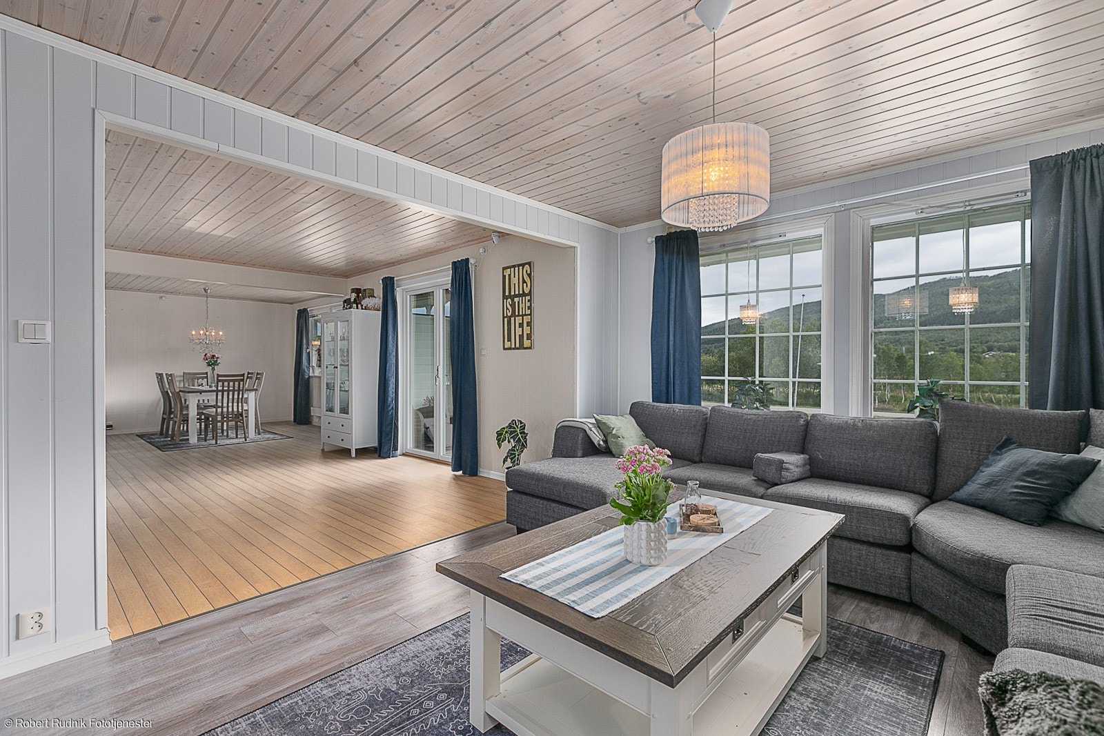 Boligen har gjennomgående lyse innvendige overflater. Galleribilde