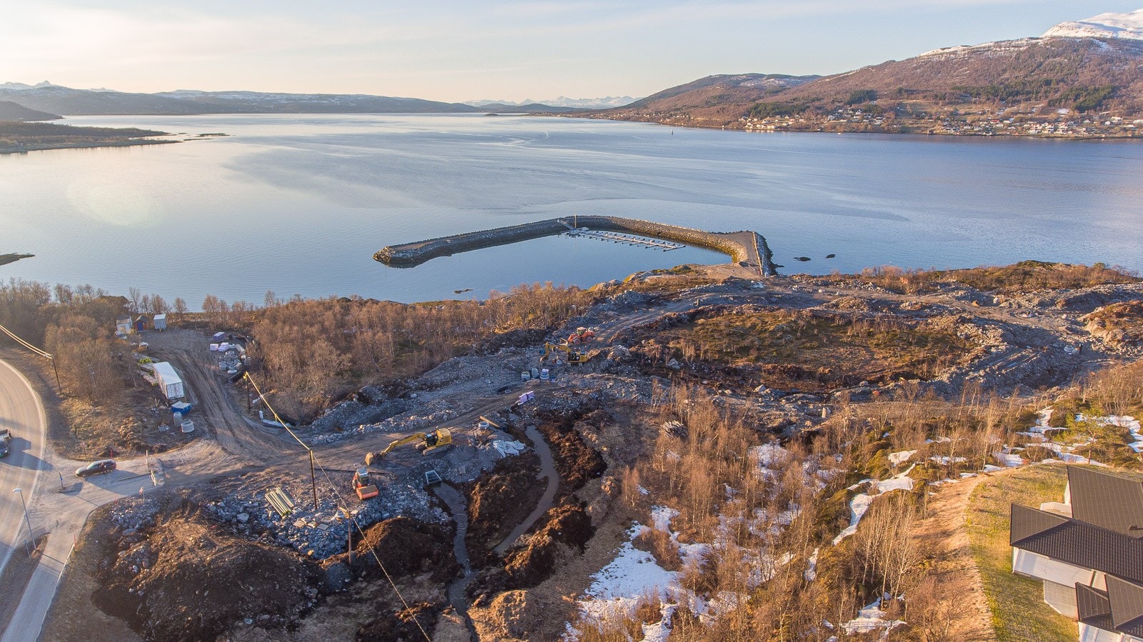 Svært attraktiv beliggenhet med nydelig utsikt og unike solforhold. Galleribilde
