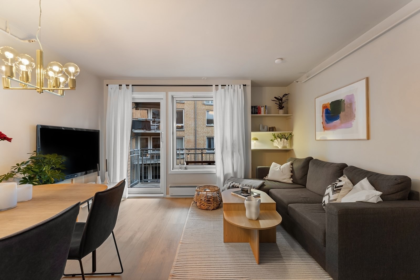 Leiligheten er gjennomgående med en romslig stue i delvis åpen løsning mot kjøkkenet Galleribilde