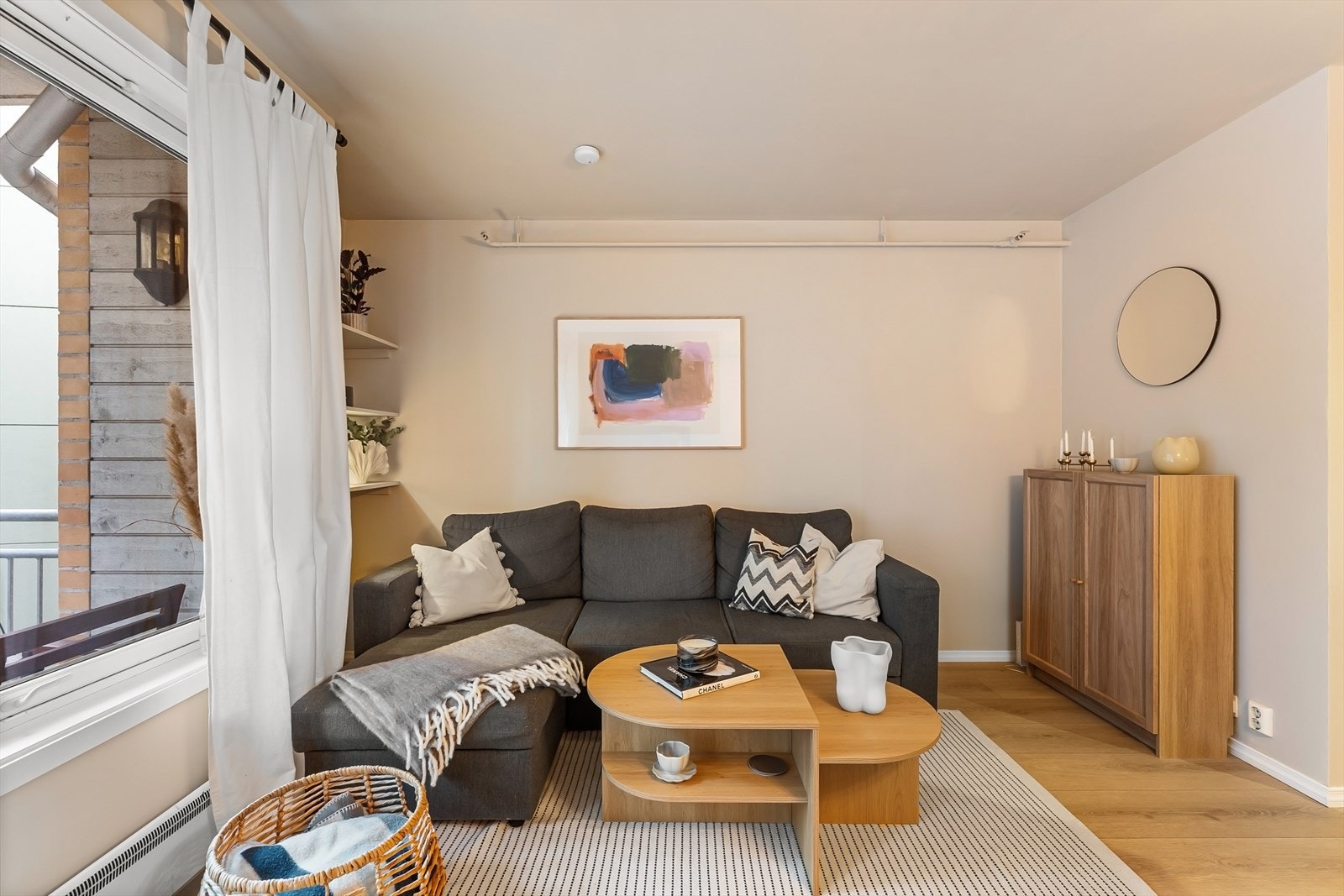 Det er laminat gulv og overflater i tidløse farger Galleribilde