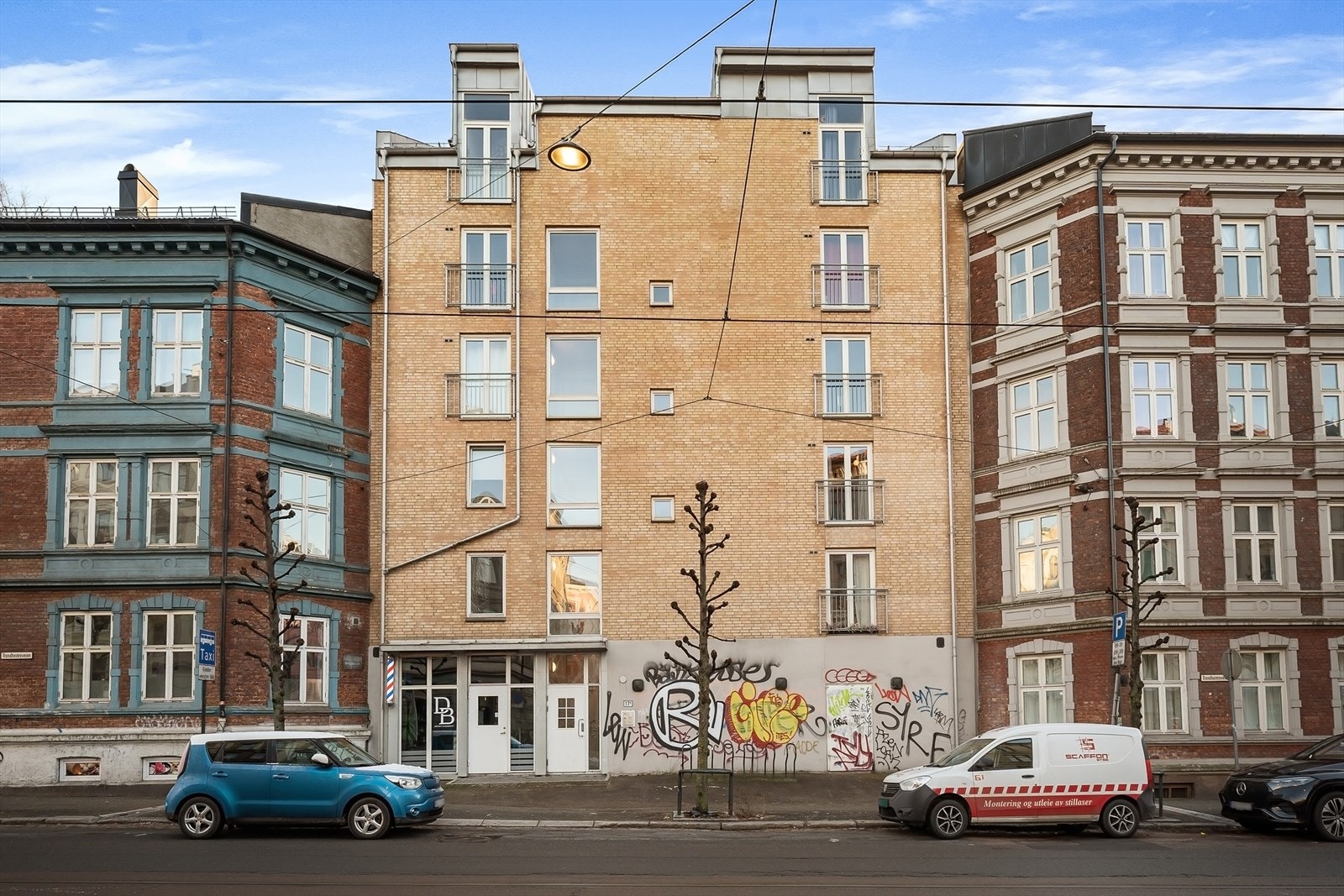 Grünerløkka er kjent for sitt livlige miljø, med mange koselige kaféer, restauranter og butikker, samt nærhet til Tøyen, Carl Berner, Grønland og sentrum Galleribilde