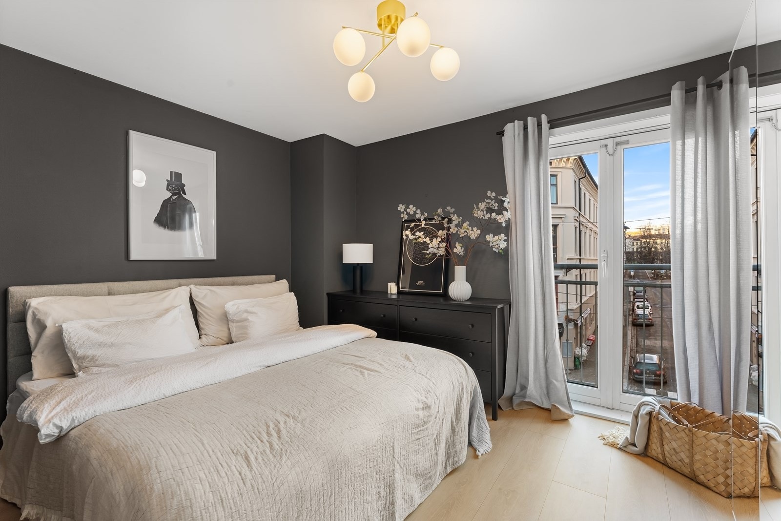 Stort soverom med fransk balkong Galleribilde