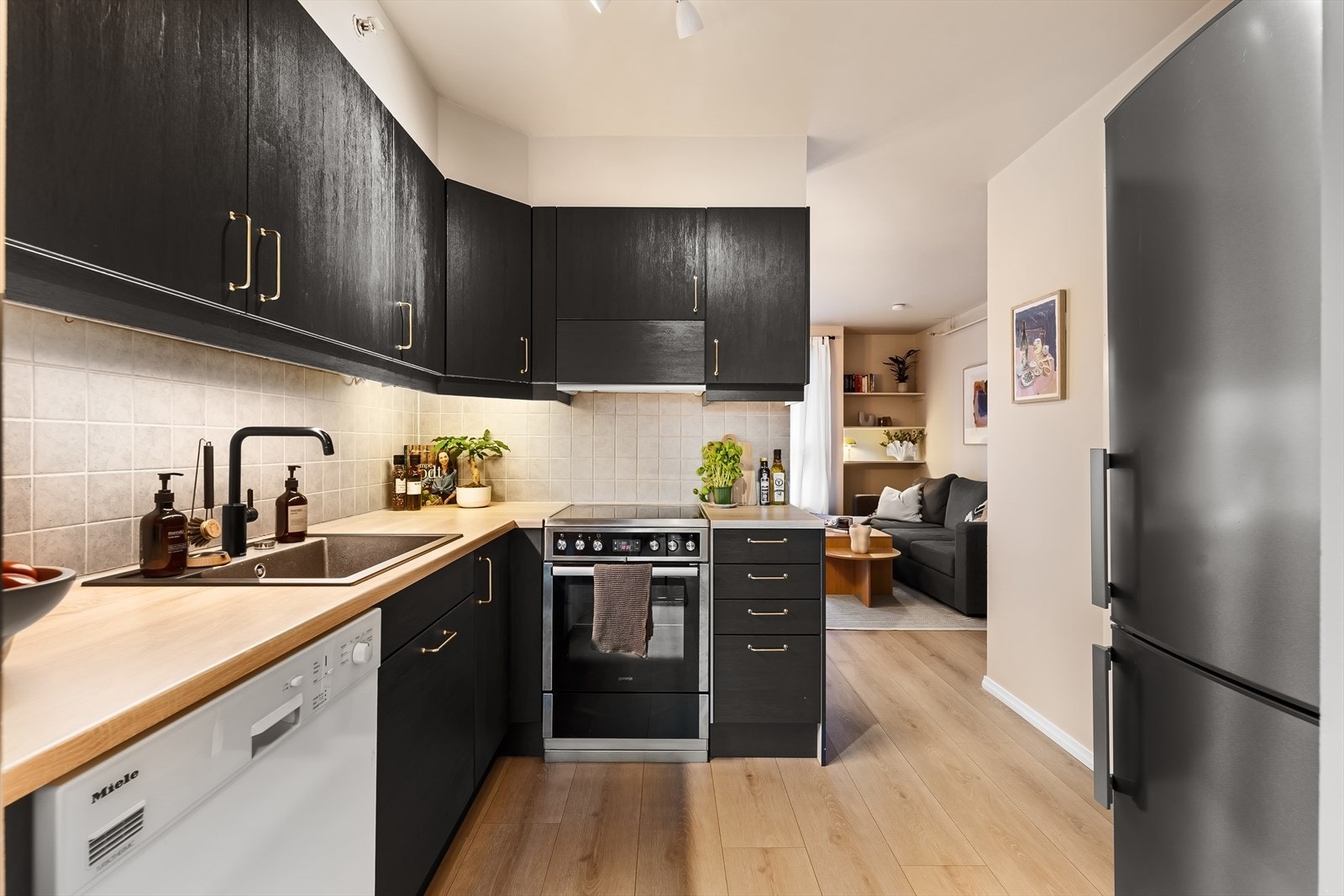 HTH-kjøkken fra byggeår med glatte fronter, oppgradert i 2020 med nye fronter, benkeplate, vask og belysning Galleribilde