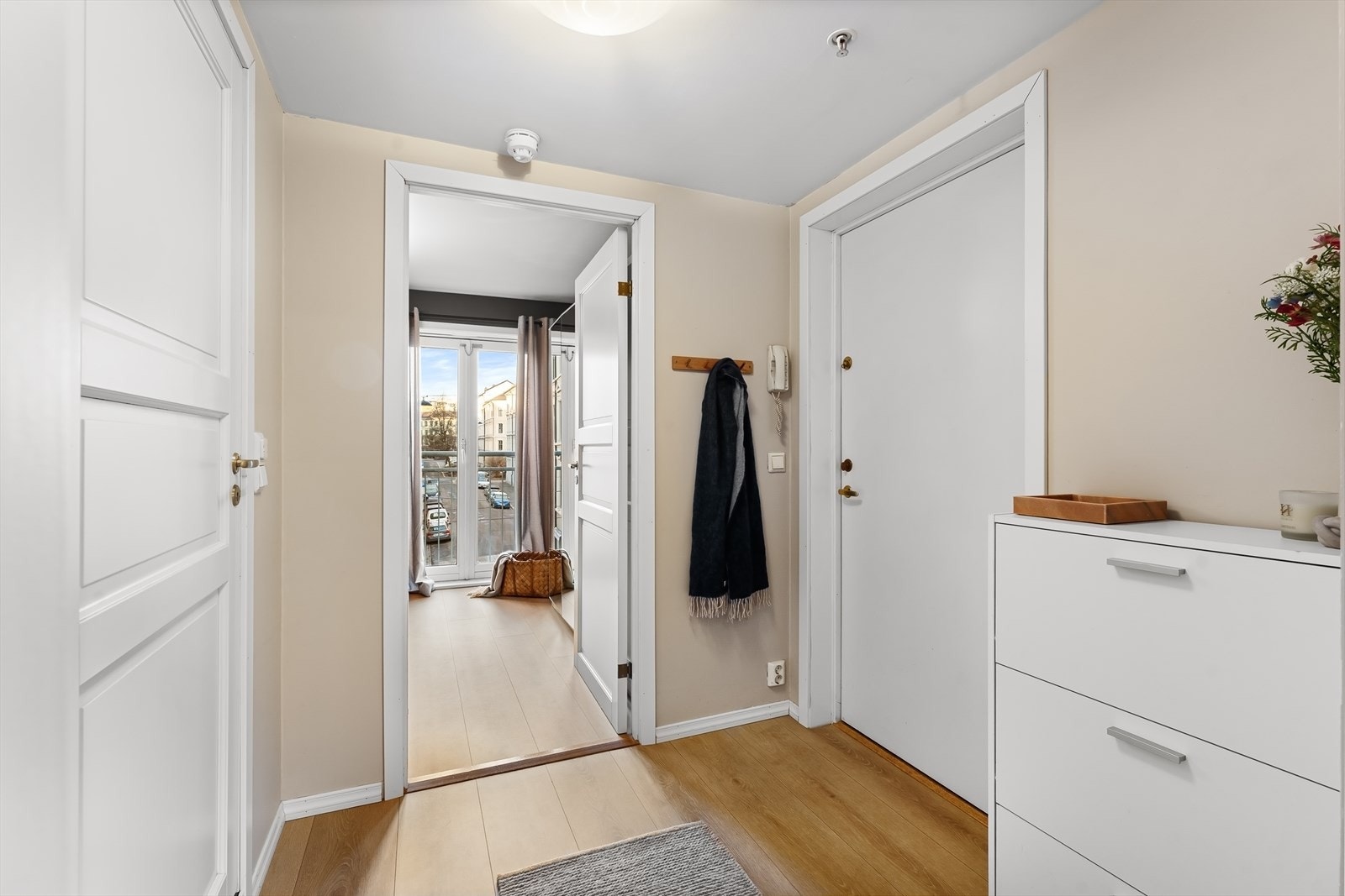 Entré med plass til oppbevaring av yttertøy og sko Galleribilde